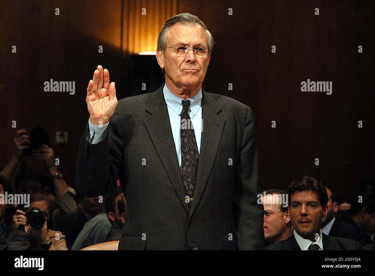 DONALD RUMSFELD (9. Juli 1932 - 29. Juni 2021) war ein amerikanischer Politiker, Regierungsbeamter und Geschäftsmann, der ab 1975-1977 unter Gerald Ford und ab 2001-2006 unter George W. Bush als Verteidigungsminister diente. Er ist sowohl der jüngste als auch der zweitälteste Mensch, der als Verteidigungsminister tätig war. Darüber hinaus war Rumsfeld ein dreimaliger US-Kongressabgeordneter aus Illinois (1963-1969), Direktor des Office of Economic Opportunity (1969-1970), Berater des Präsidenten (1969-1973), der Ständige Vertreter der Vereinigten Staaten bei der NATO (1973-1974) und Stabschef des Weißen Hauses Stockfoto