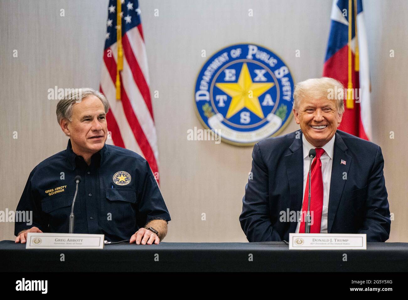 Weslaco, Texas, USA. 30. Juni 2021. Texas Gov. GREG ABBOTT wendet sich während eines Briefings zur Grenzsicherheit an den ehemaligen Präsidenten DONALD TRUMP, um weitere Pläne zur Sicherung der südlichen Grenzmauer zu erörtern. Gov. Abbott hat zugesagt, eine staatlich finanzierte Grenzmauer zwischen Texas und Mexiko zu errichten, da ein Anstieg von hauptsächlich mittelamerikanischen Einwanderern, die in die Vereinigten Staaten einwandern, die US-Einwanderungsbehörden herausgefordert hat. Bisher haben Agenten der US-Grenzpolizei im Jahr 2021 mehr als 900,000 Einwanderer festgenommen, die an der Südgrenze in die Vereinigten Staaten einwanderten. (Bild: © Brandon Bell/POOL via ZU Stockfoto