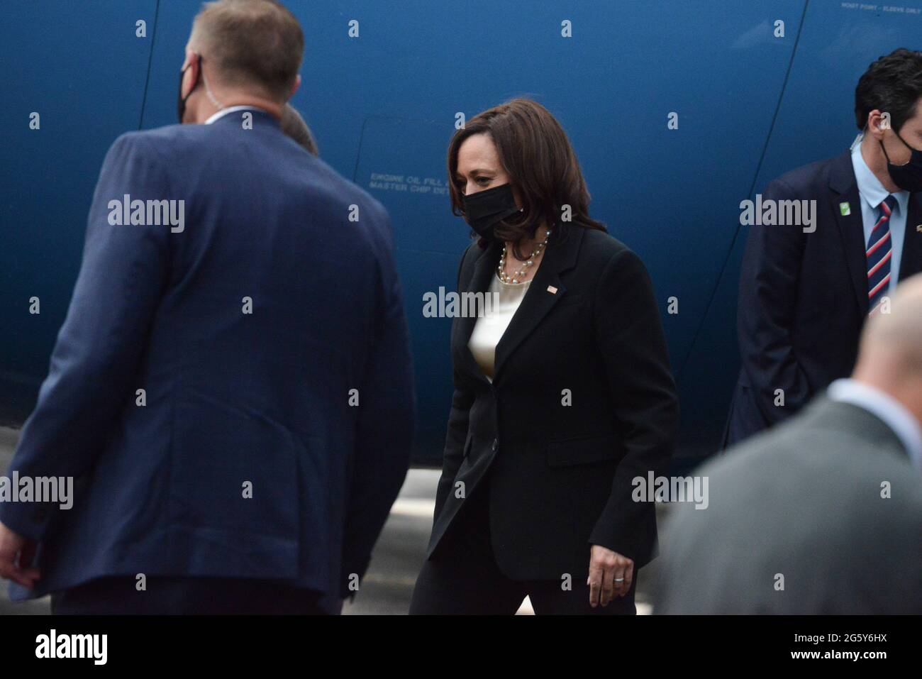 MEXIKO-STADT, MEXIKO – 8. JUNI: Die US-Vizepräsidentin Kamala Harris kommt am internationalen Flughafen Benito Juarez an, um zur gemeinsamen Basis Andrews in Washington, D.C. zurückzukehren, nachdem sie sich mit den mexikanischen Behörden im Rahmen ihres offiziellen Besuchs in Mexiko am 8. Juni 2021 in Mexiko-Stadt, Mexiko, über die Einwanderungspolitik unterhalten hatte. Bild: Carlos Tischler/Eyepix Group/The Photo Access Stockfoto