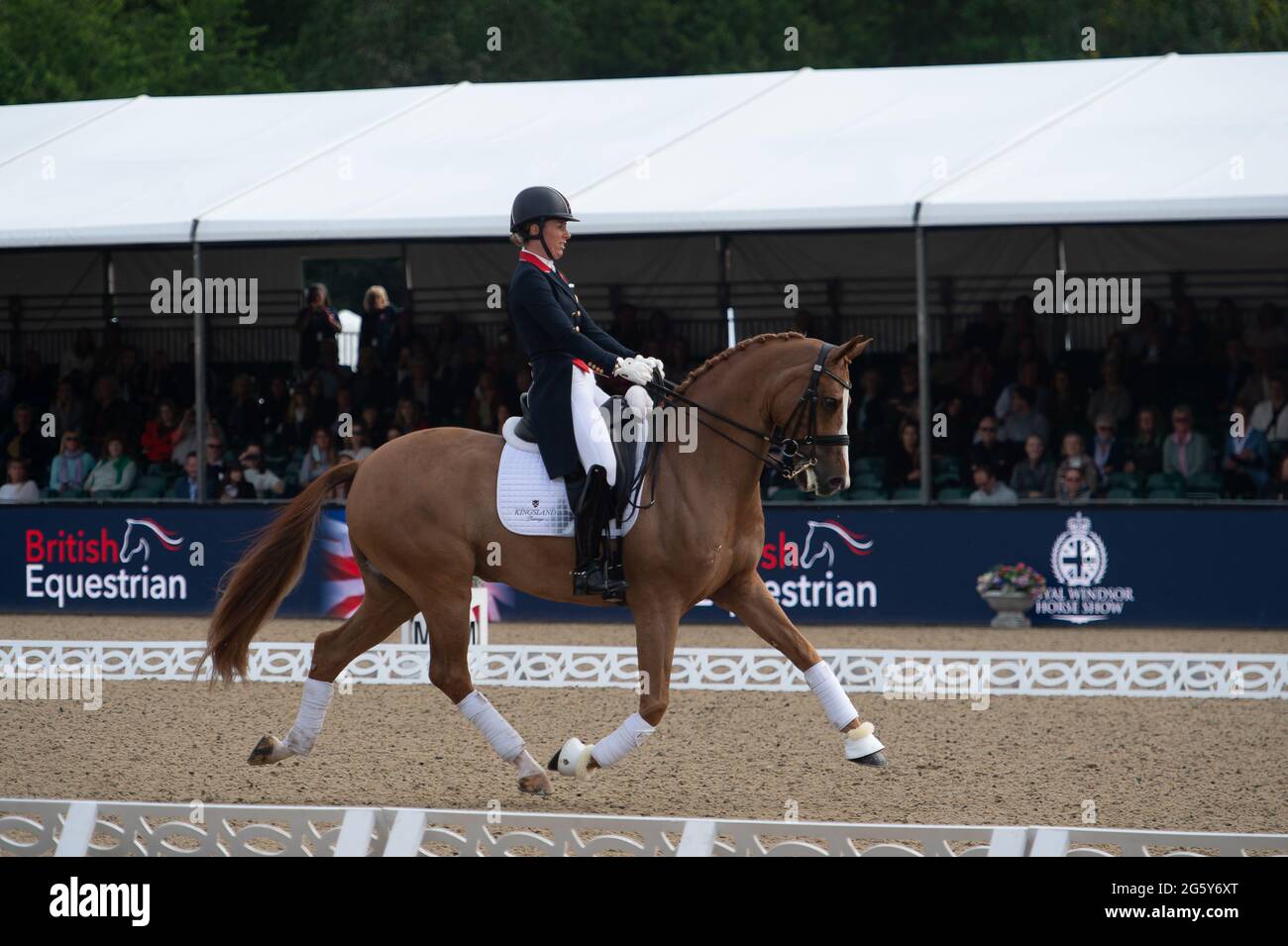 Windsor, Großbritannien. 30. Juni 2021. Charlotte Dujardin reitet Pferd Gio bekannt als Kürbis. Auf dem privaten Gelände des Windsor Castle gelegen, 1,000 glückliche Gäste konnten heute Mitglieder der GB Olympic Dressage und der GB Olympic Eventing Mannschaften beim Training ihrer Tokio-Tests zusehen, bevor sie zu den Olympischen Spielen 2021 in Tokio aufbrechen. Die Royal Windsor Horse Show wird am Mittwoch, den 1. Juli 2021 offiziell eröffnet und läuft bis Sonntagabend. Quelle: Maureen McLean/Alamy Live News Stockfoto