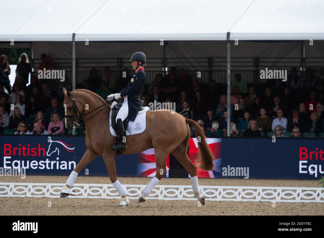 Windsor, Großbritannien. 30. Juni 2021. Charlotte Dujardin reitet Pferd Gio bekannt als Kürbis. Auf dem privaten Gelände des Windsor Castle gelegen, 1,000 glückliche Gäste konnten heute Mitglieder der GB Olympic Dressage und der GB Olympic Eventing Mannschaften beim Training ihrer Tokio-Tests zusehen, bevor sie zu den Olympischen Spielen 2021 in Tokio aufbrechen. Die Royal Windsor Horse Show wird am Mittwoch, den 1. Juli 2021 offiziell eröffnet und läuft bis Sonntagabend. Quelle: Maureen McLean/Alamy Live News Stockfoto