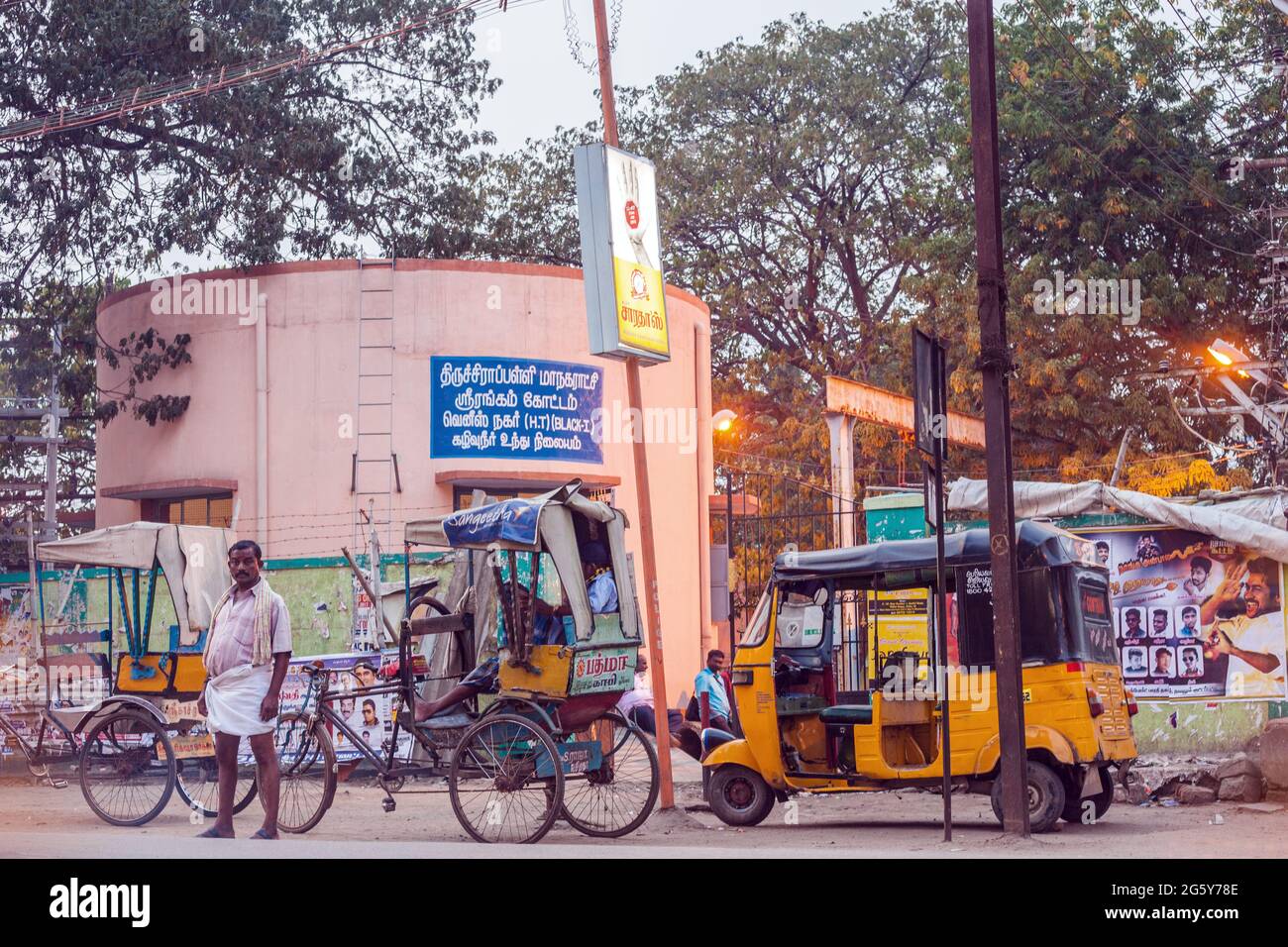 Indian Cycle Rickshaw und Auto Rickshaw Fahrer warten auf Fahrpreise nach Sonnenuntergang, Trichy, Tamil Nadu, Indien Stockfoto
