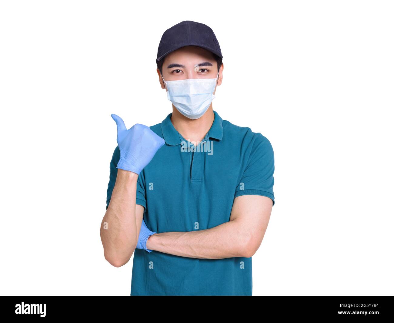 Der junge Kurier trägt blaue Kleidung und Hüte, Schutzmasken und Handschuhe, um sich zu schützen, liefert Pakete während der covid-19-Epidemie und mak Stockfoto