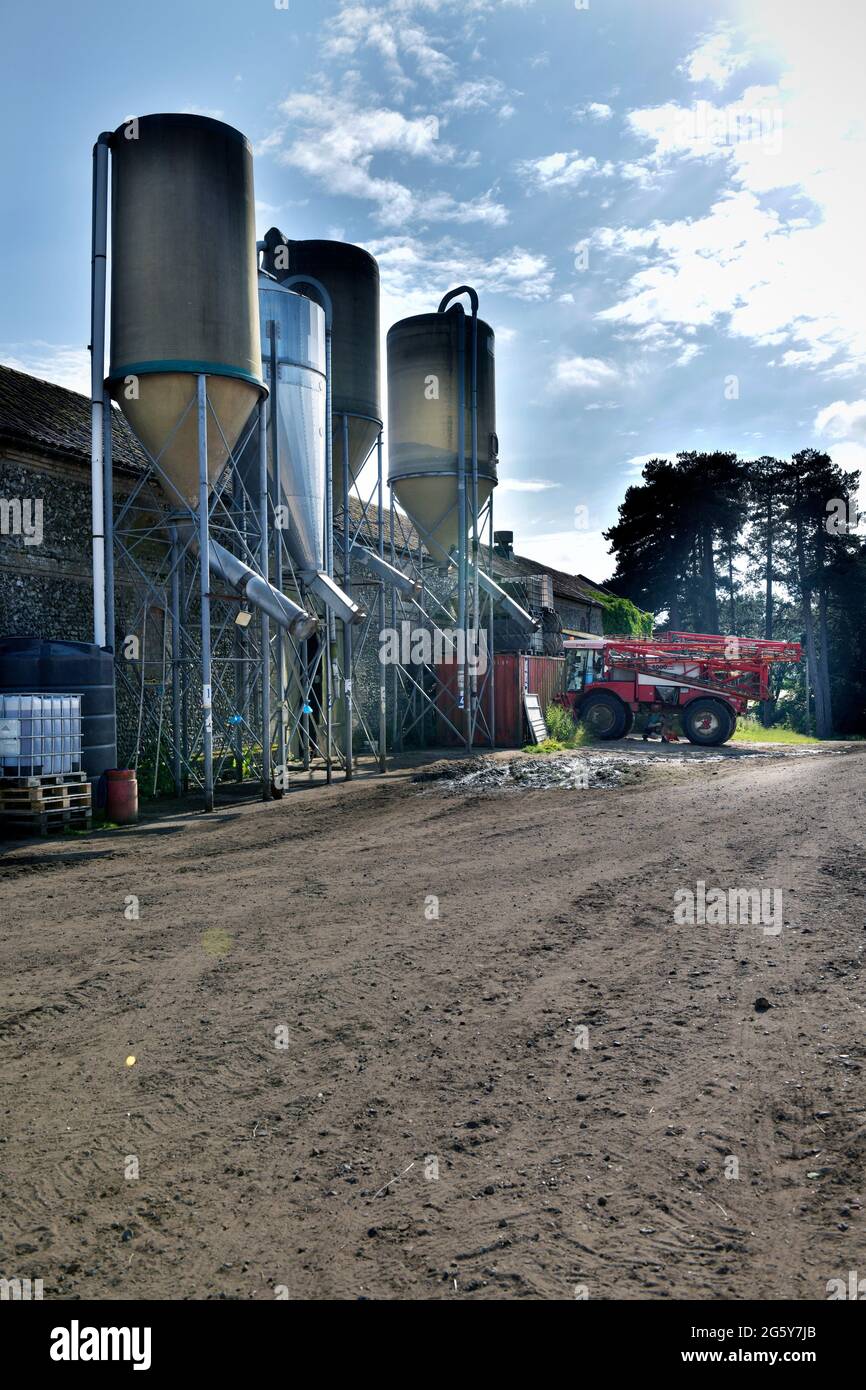 Landwirtschaftliche Gebäude Trichter und Spritzgeräte Südknittergut norfolk england Stockfoto