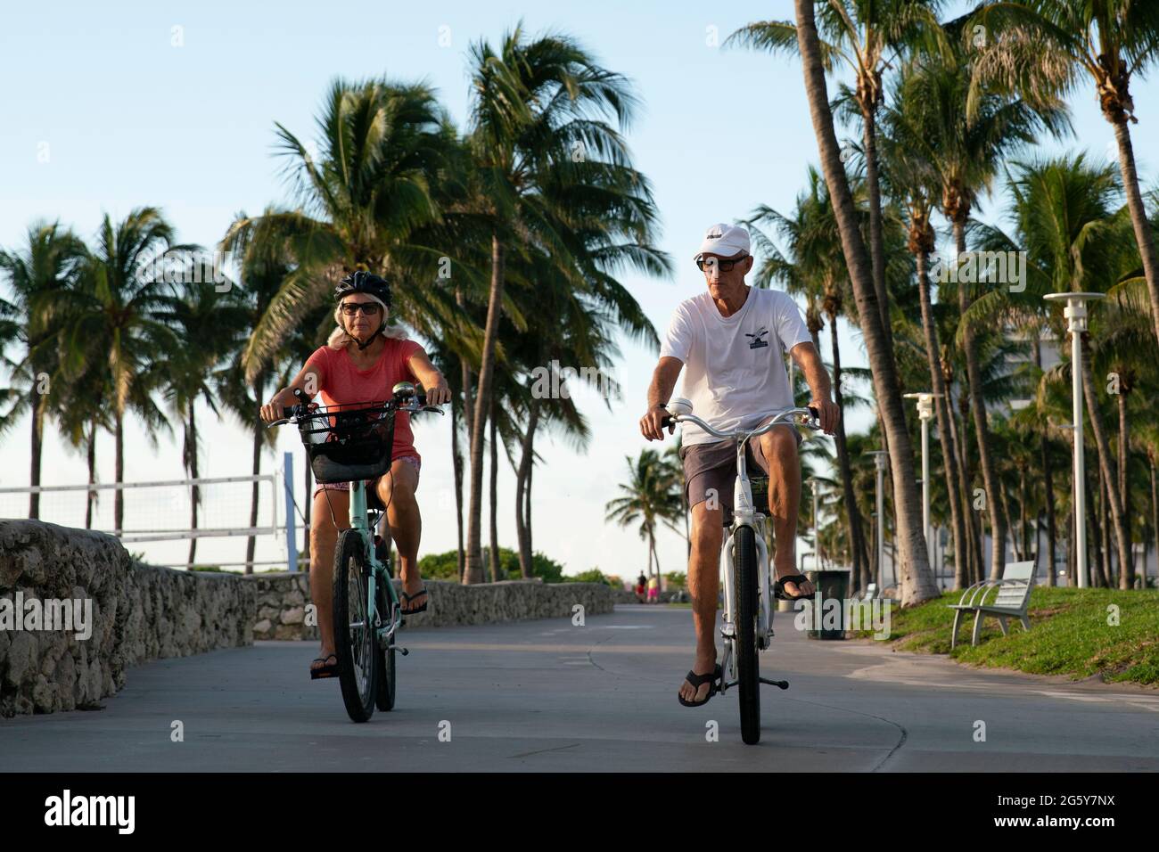 Menschen trainieren auf dem Pfad, der am Rande von South Beach in Miami, Florida, verläuft Stockfoto