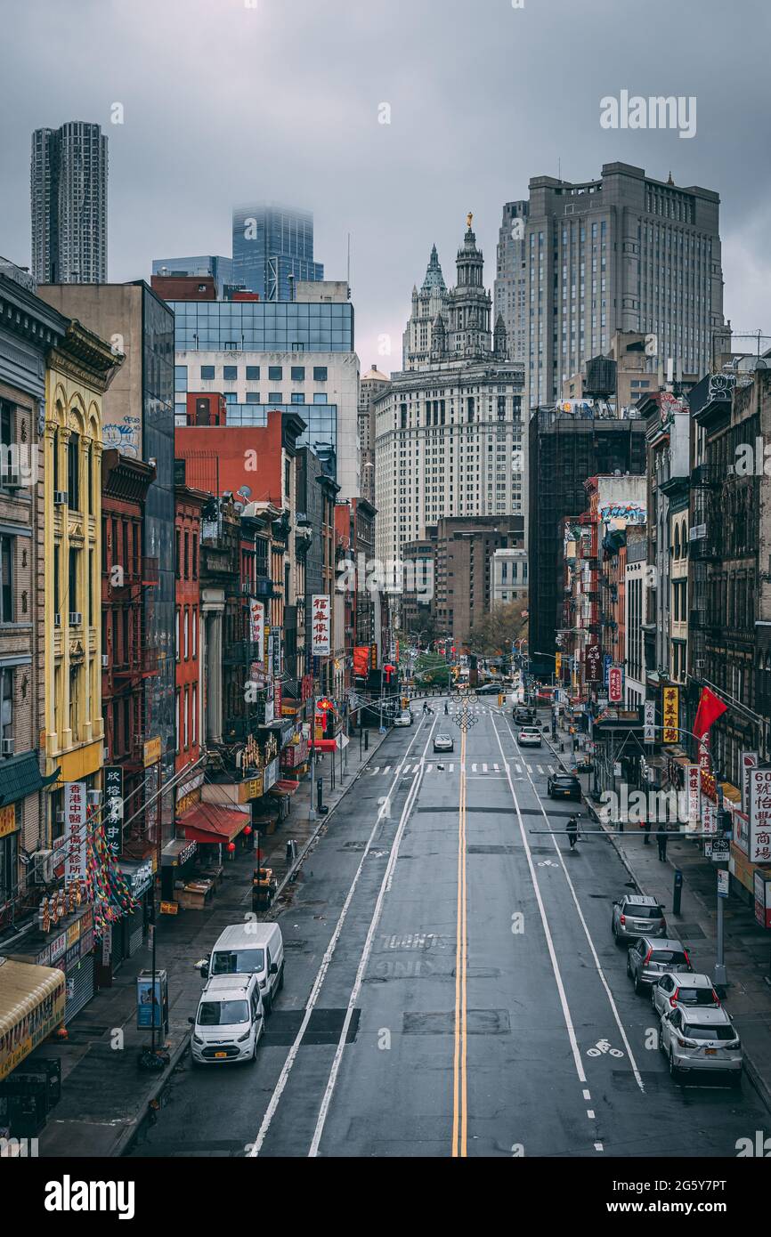 Blick auf die Stadt von der Manhattan Bridge über Chinatown, in Manhattan, New York City Stockfoto