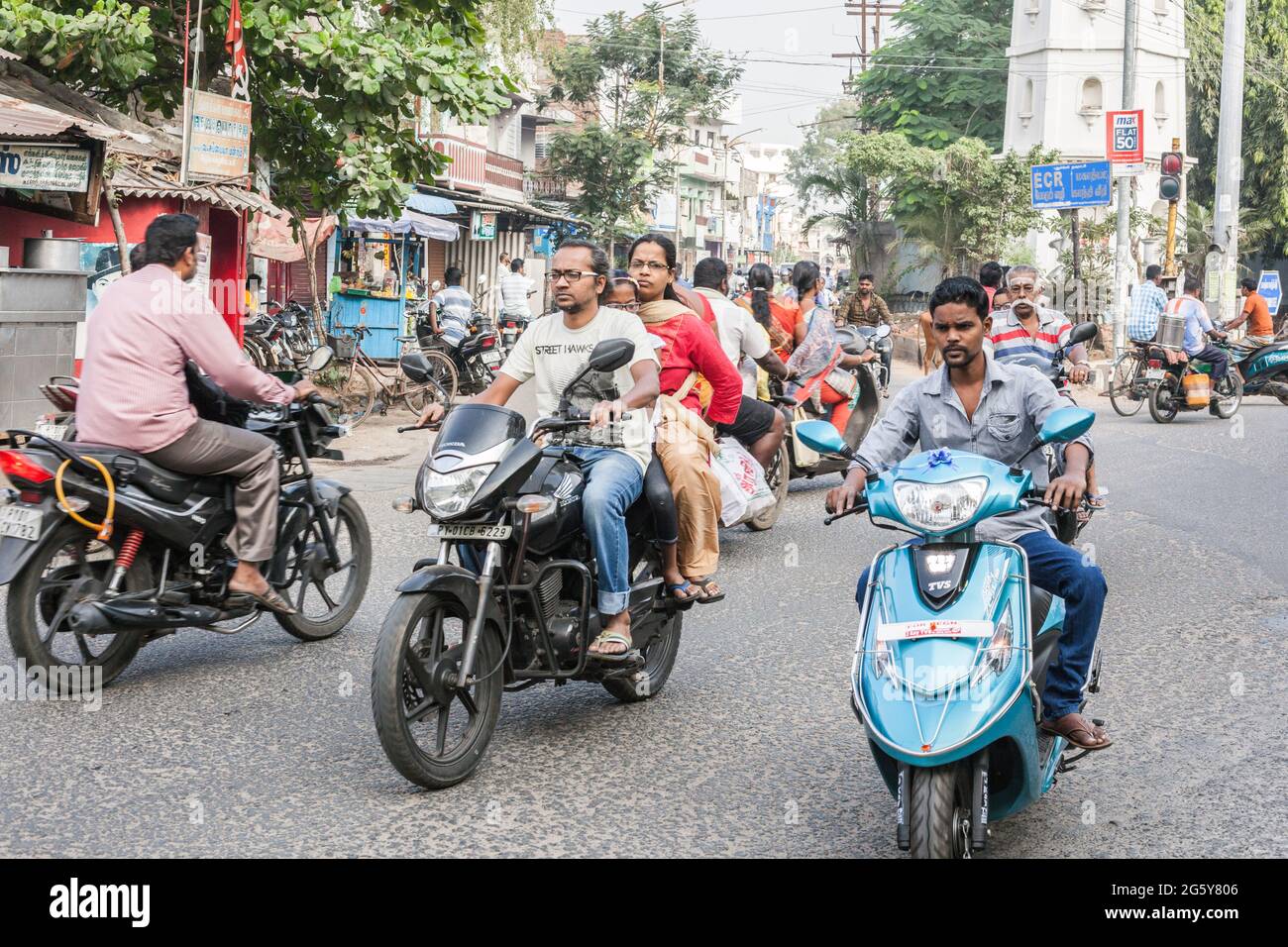 Indische Männer fahren während der Hauptverkehrszeit ohne Sturzhelme im Verkehr, Puducherry (Pondicherry), Tamil Nadu, Indien, Roller und Motorräder Stockfoto