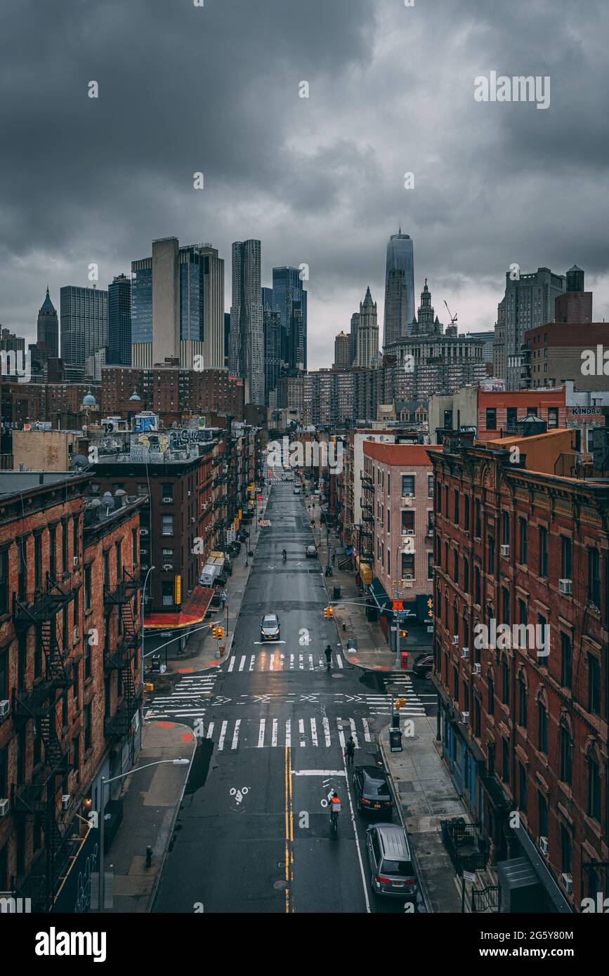 Blick auf die Stadt von der Manhattan Bridge über Chinatown, in Manhattan, New York City Stockfoto