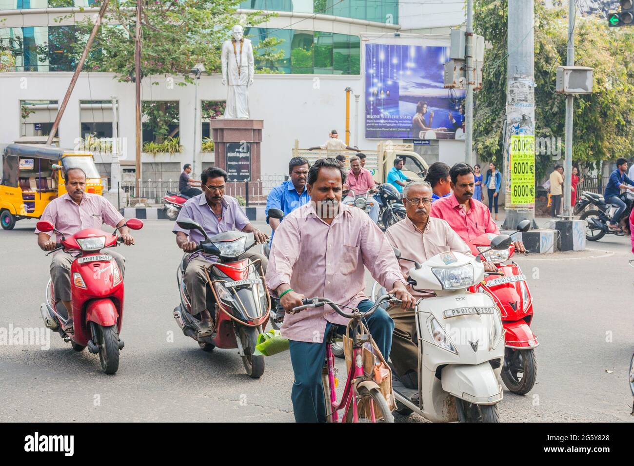 Indische Männer fahren während der Hauptverkehrszeit ohne Sturzhelme im Verkehr, Puducherry (Pondicherry), Tamil Nadu, Indien, Roller und Fahrräder Stockfoto