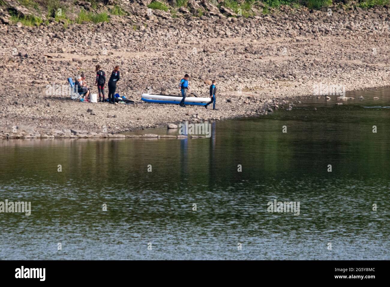Loch Venachar, Loch. Lomonnd und Trossachs National Park, Schottland, Großbritannien. 30. Juni 2021. IM BILD: Leute auf dem Wasser paddeln, Kajakfahren, wildes Schwimmen und genießen das heiße Sommerwetter während einer Zeit, in der die schottischen Seen von Wasser erschöpft sind. Der große steinerne Strand liegt um den loch herum, der normalerweise komplett unter Wasser wäre, aber bei dem langen trockenen und heißen Wetter gibt es nichts, was das verdunstende Wasser ersetzen könnte. Quelle: Colin Fisher/Alamy Live News Stockfoto