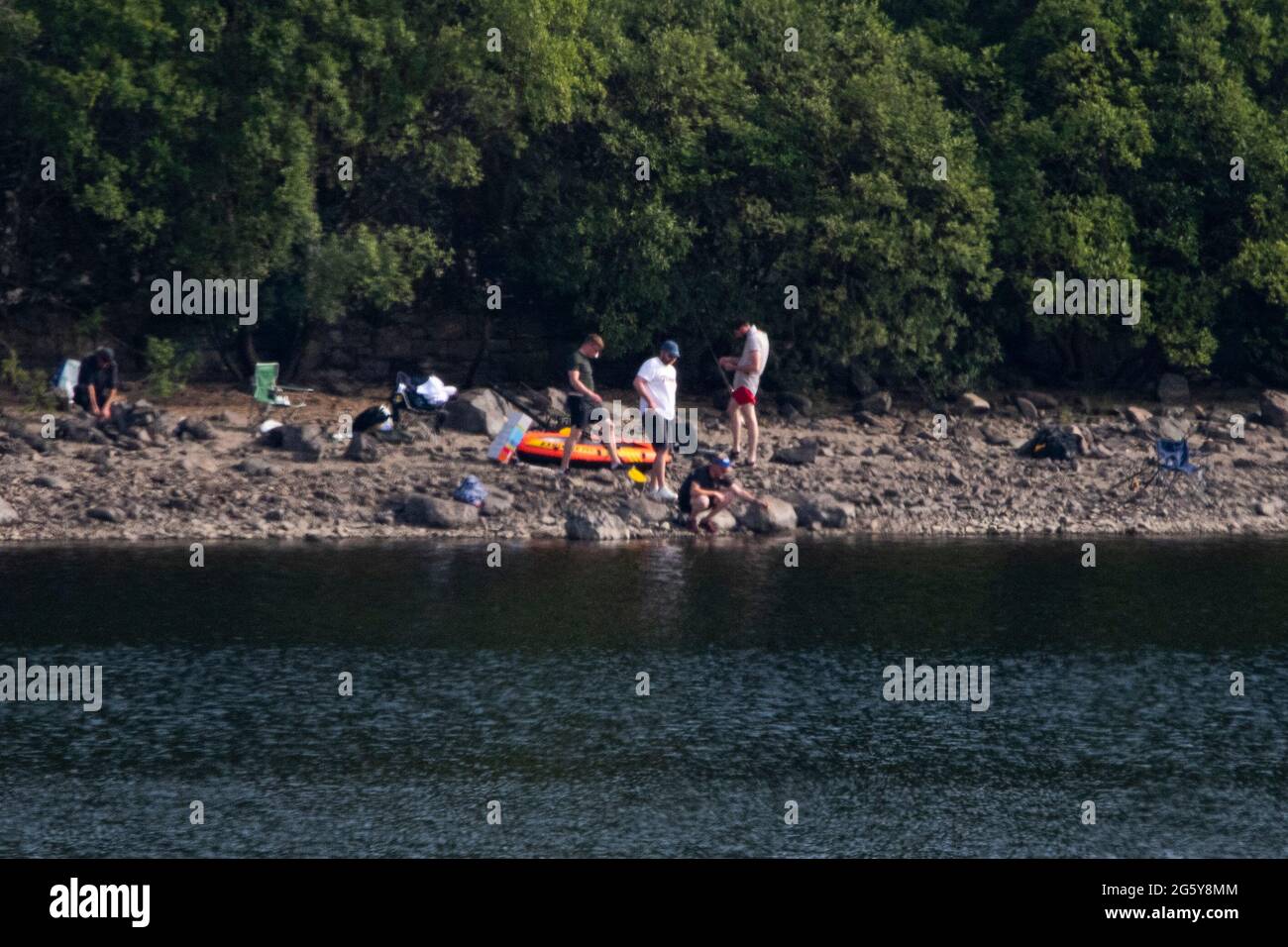 Loch Venachar, Loch. Lomonnd und Trossachs National Park, Schottland, Großbritannien. 30. Juni 2021. IM BILD: Leute auf dem Wasser paddeln, Kajakfahren, wildes Schwimmen und genießen das heiße Sommerwetter während einer Zeit, in der die schottischen Seen von Wasser erschöpft sind. Der große steinerne Strand liegt um den loch herum, der normalerweise komplett unter Wasser wäre, aber bei dem langen trockenen und heißen Wetter gibt es nichts, was das verdunstende Wasser ersetzen könnte. Quelle: Colin Fisher/Alamy Live News Stockfoto