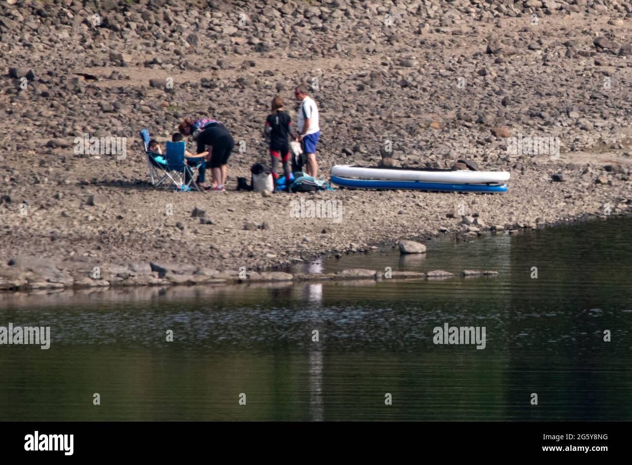 Loch Venachar, Loch. Lomonnd und Trossachs National Park, Schottland, Großbritannien. 30. Juni 2021. IM BILD: Leute auf dem Wasser paddeln, Kajakfahren, wildes Schwimmen und genießen das heiße Sommerwetter während einer Zeit, in der die schottischen Seen von Wasser erschöpft sind. Der große steinerne Strand liegt um den loch herum, der normalerweise komplett unter Wasser wäre, aber bei dem langen trockenen und heißen Wetter gibt es nichts, was das verdunstende Wasser ersetzen könnte. Quelle: Colin Fisher/Alamy Live News Stockfoto