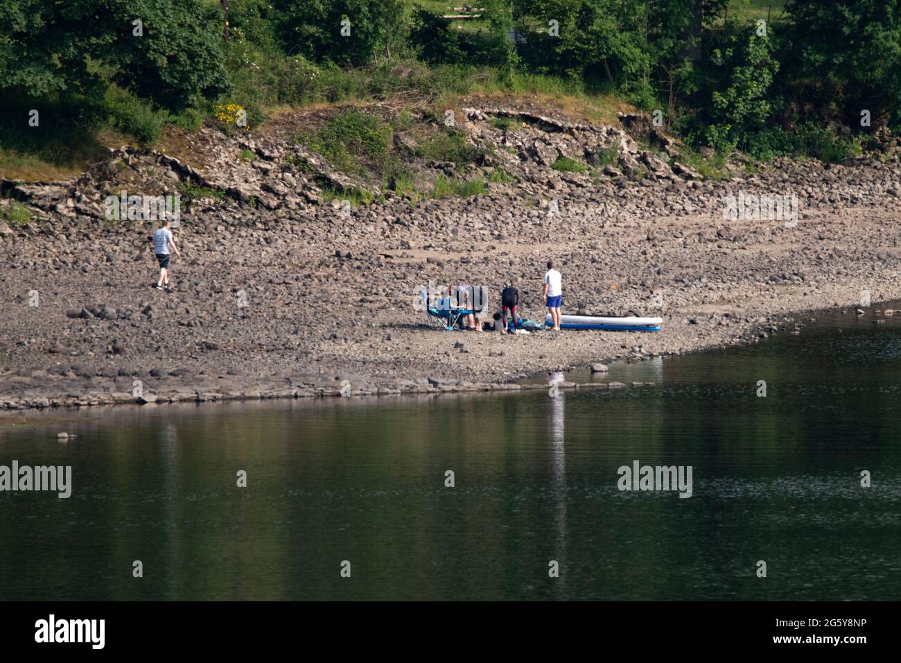 Loch Venachar, Loch. Lomonnd und Trossachs National Park, Schottland, Großbritannien. 30. Juni 2021. IM BILD: Leute auf dem Wasser paddeln, Kajakfahren, wildes Schwimmen und genießen das heiße Sommerwetter während einer Zeit, in der die schottischen Seen von Wasser erschöpft sind. Der große steinerne Strand liegt um den loch herum, der normalerweise komplett unter Wasser wäre, aber bei dem langen trockenen und heißen Wetter gibt es nichts, was das verdunstende Wasser ersetzen könnte. Quelle: Colin Fisher/Alamy Live News Stockfoto