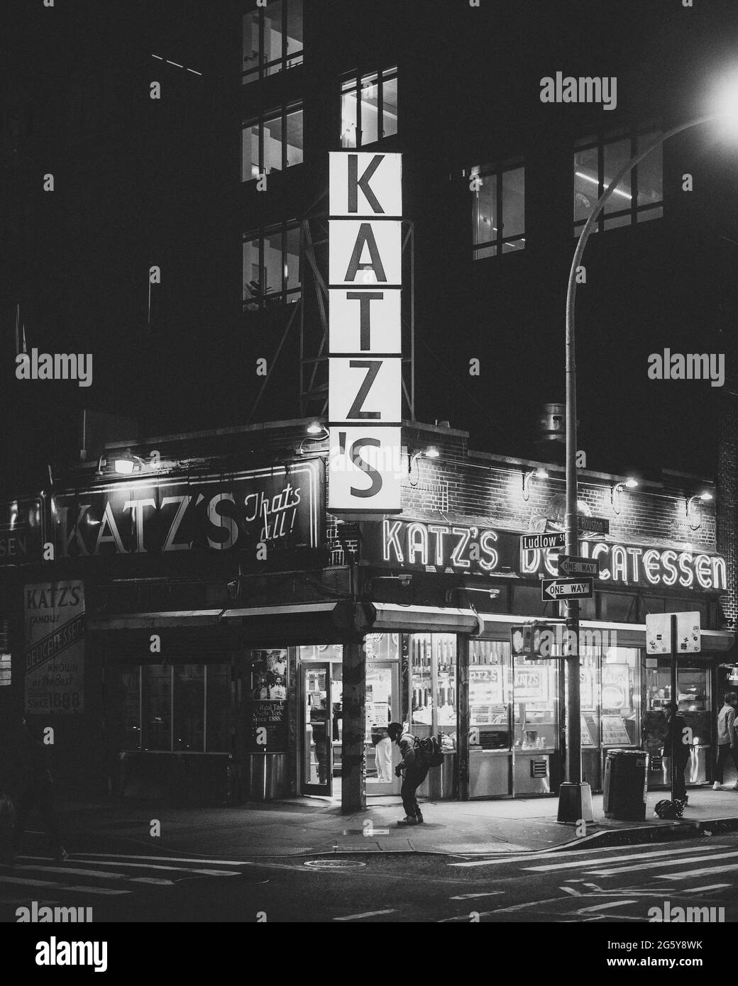 Katzs Delicatessen bei Nacht, in der Lower East Side, Manhattan, New York City Stockfoto