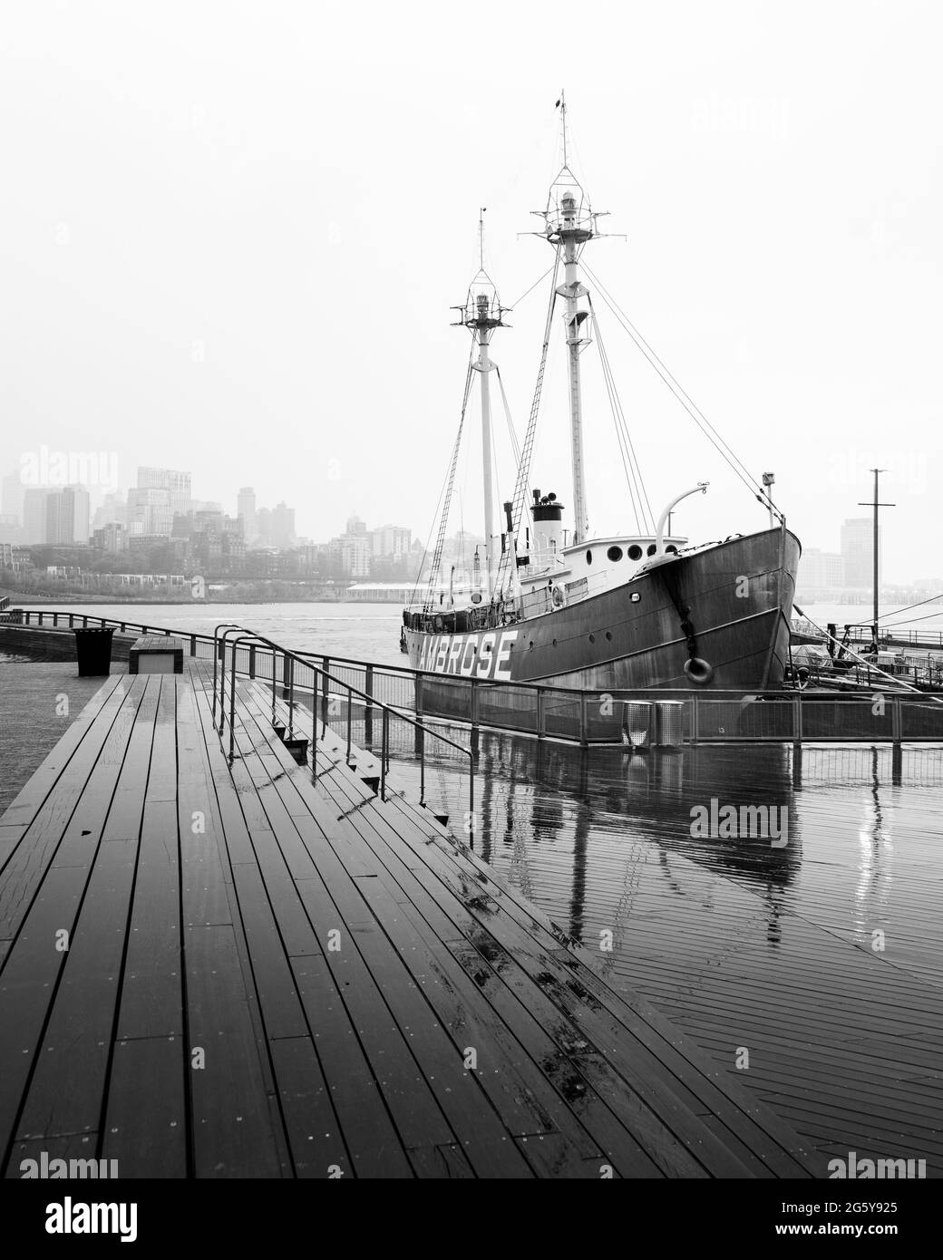 Das Leuchtschiff Ambrose, am South Street Seaport in Manhattan, New York City Stockfoto