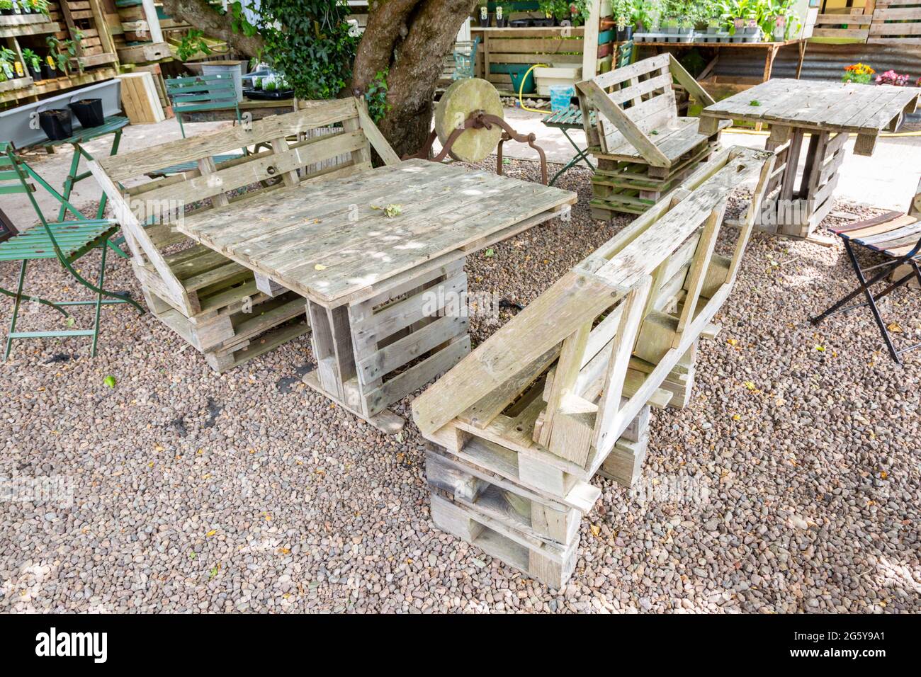 Gartenmöbel aus alten Holzpaletten und Kisten, UK 2021 Stockfoto