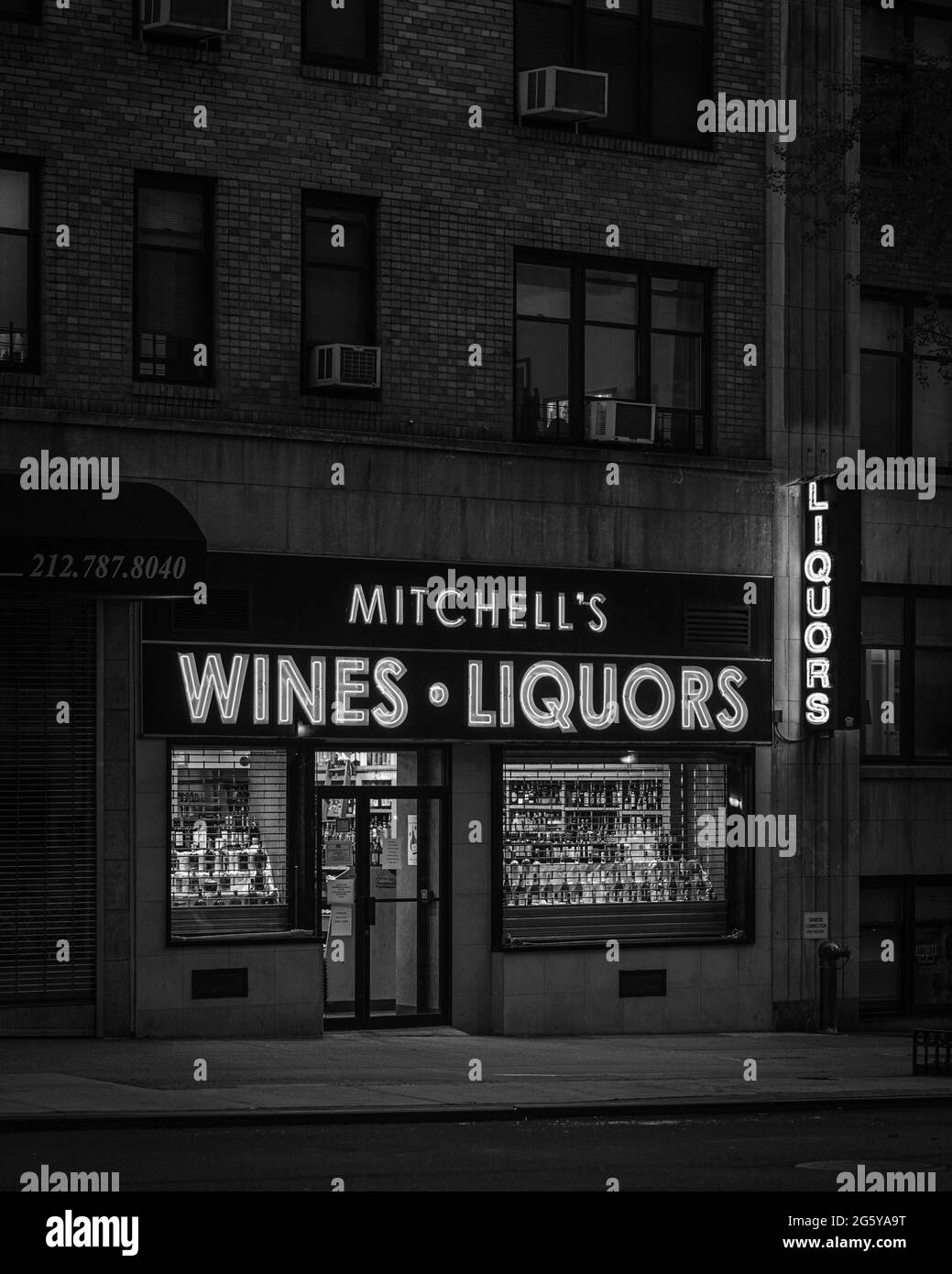 Mitchells Weine & Liköre Neonschild bei Nacht in der Upper West Side, Manhattan, New York City Stockfoto