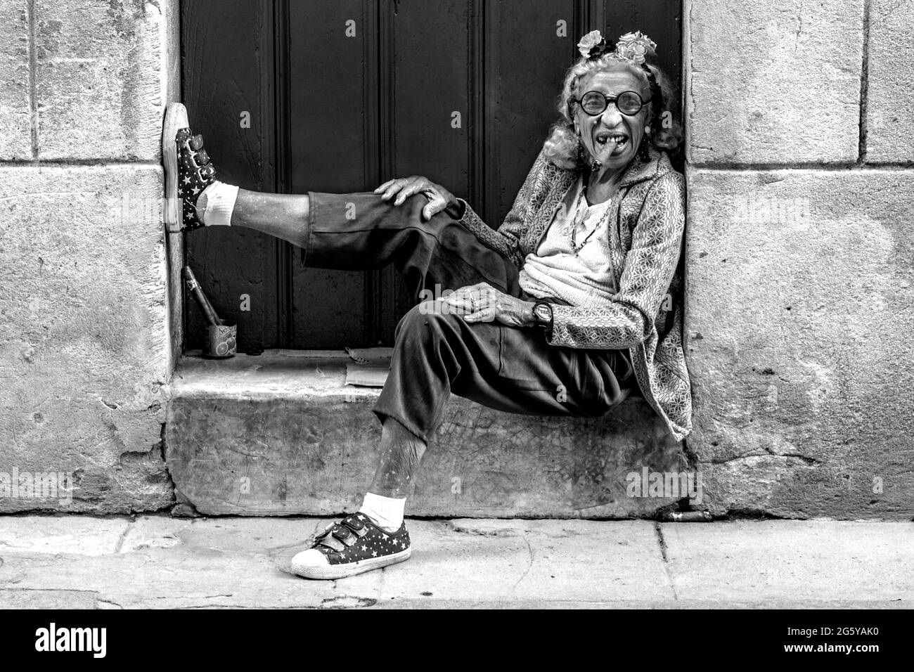 Kubanische Seniorin sitzt In einem Hauseingang, Havanna, Kuba Stockfoto