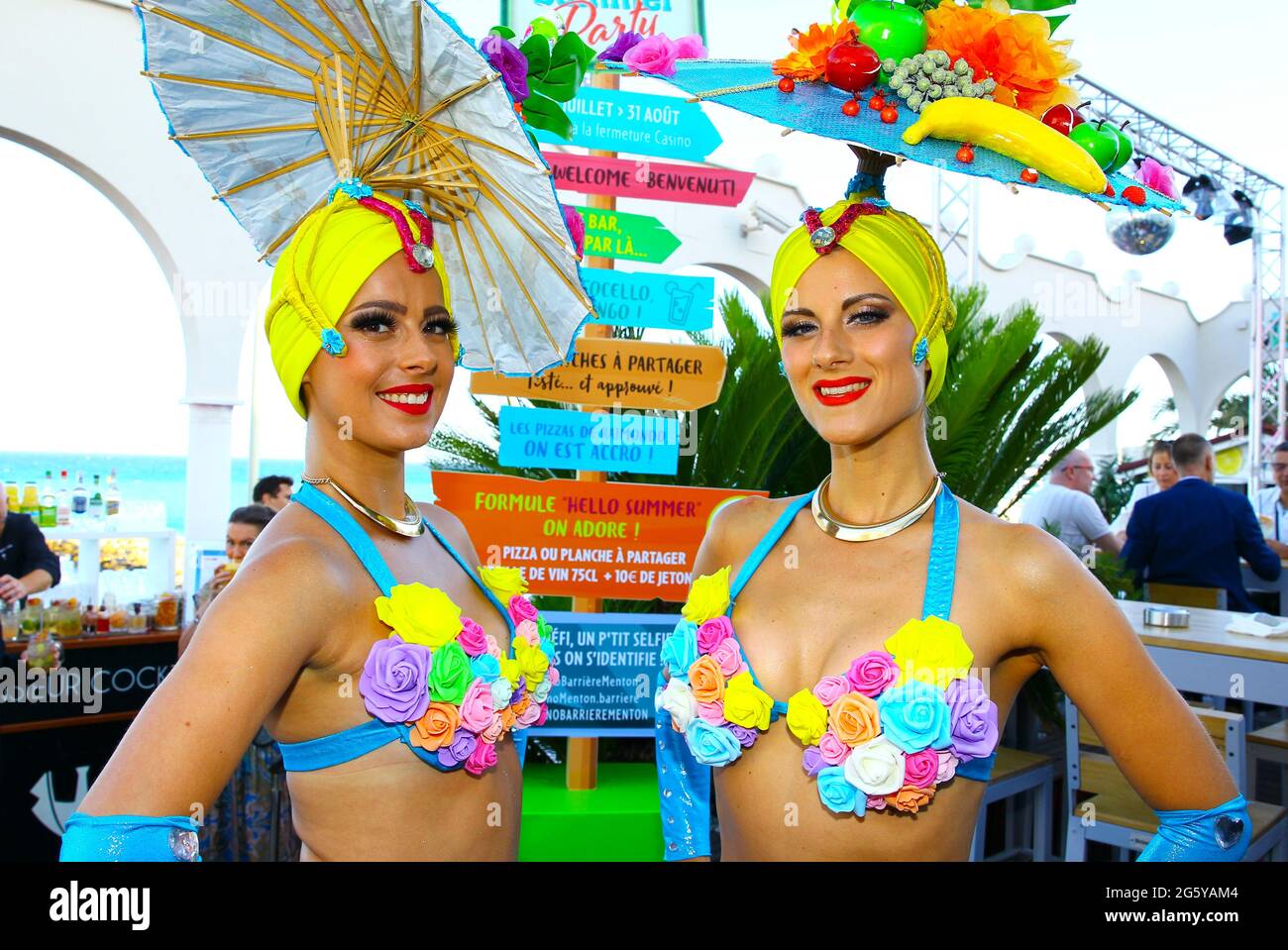 Menton, Frankreich - 30. Juni 2021: Sommerparty im Casino Barriere in Menton mit Atmosphäre auf der Casino Terrasse . Tourismus, Urlaub, Mädchen Stockfoto