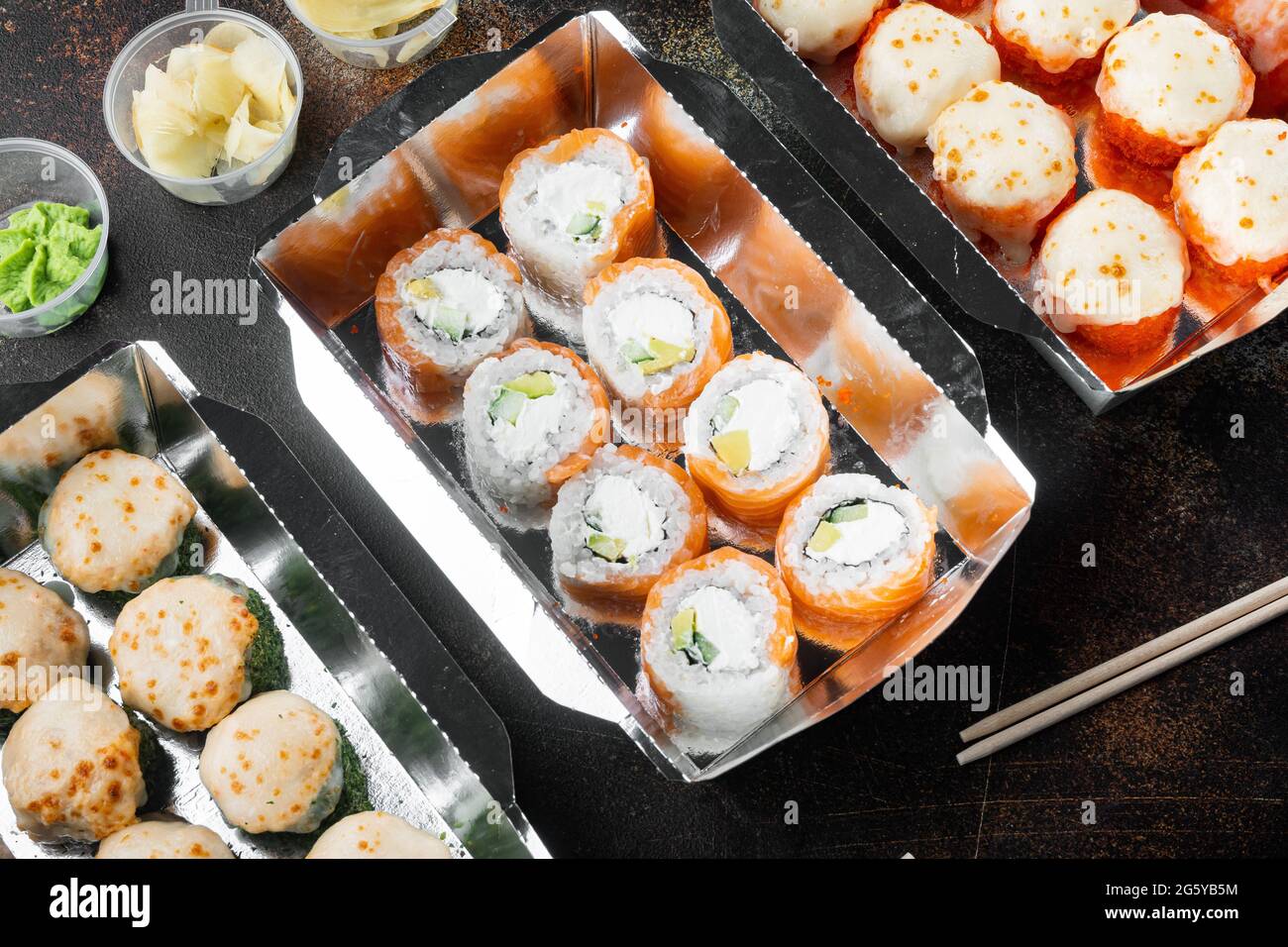 Sushi-Roll-Delivery-Set, auf altem dunklen rustikalen Hintergrund Stockfoto