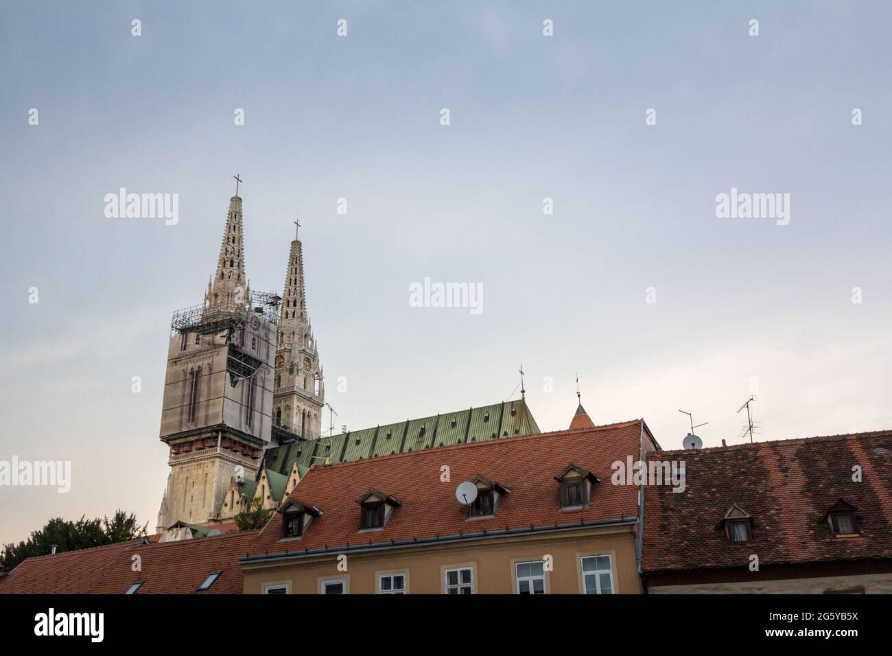 Bild der Kathedrale von Zagreb in der Abenddämmerung. Die Kathedrale von Zagreb, am Kaptol, ist eine römisch-katholische Kathedrale und nicht nur das höchste Gebäude in Cr Stockfoto