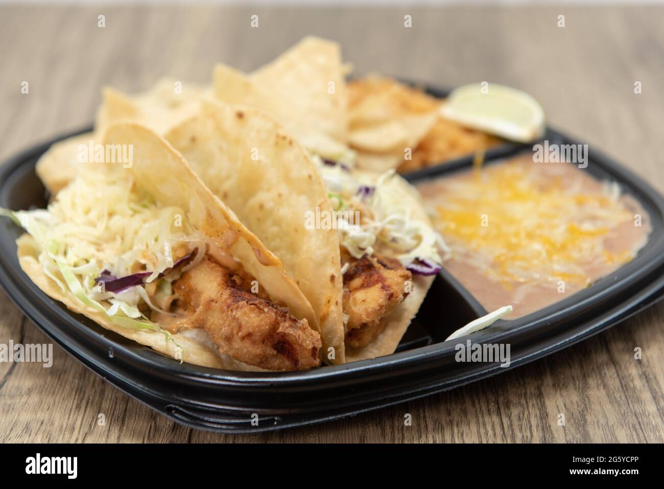 Knusprig frittiert, Fisch-Tacos, perfekt paniert für den Hunger. Stockfoto