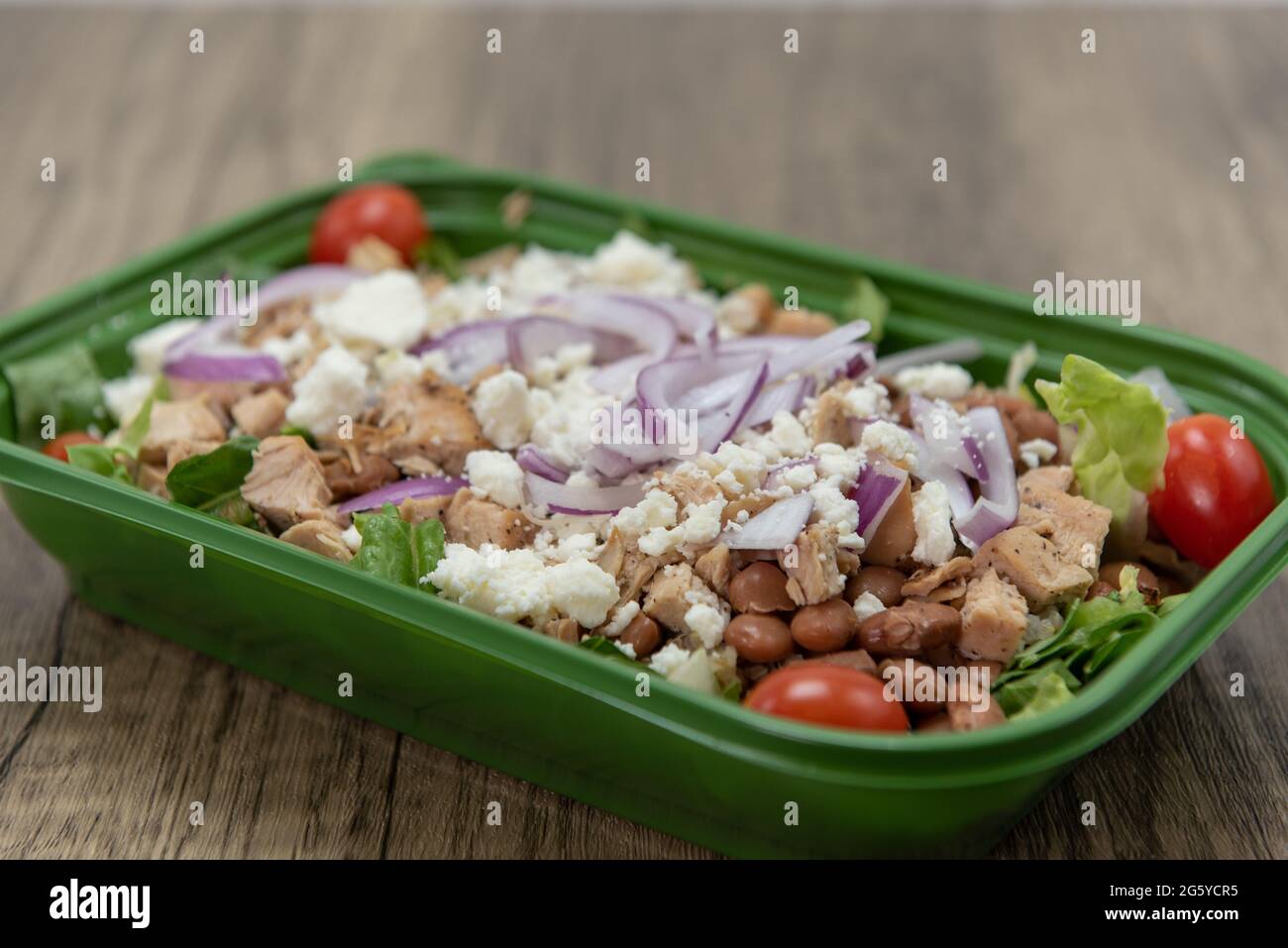 Feta-Käse und Zwiebeln sind die perfekte Belag auf diesem Quinoa-Salat für diesen zusätzlichen Geschmack. Stockfoto