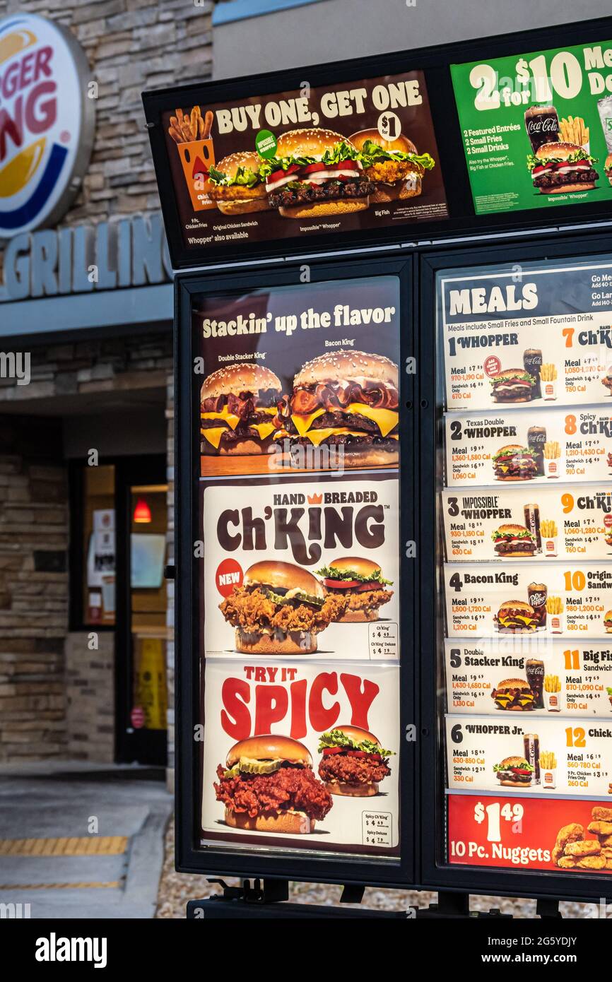 Beleuchtete Drive-Thru-Speisekarte im Burger King Fast Food-Restaurant in Snellville (Metro Atlanta), Georgia. (USA) Stockfoto