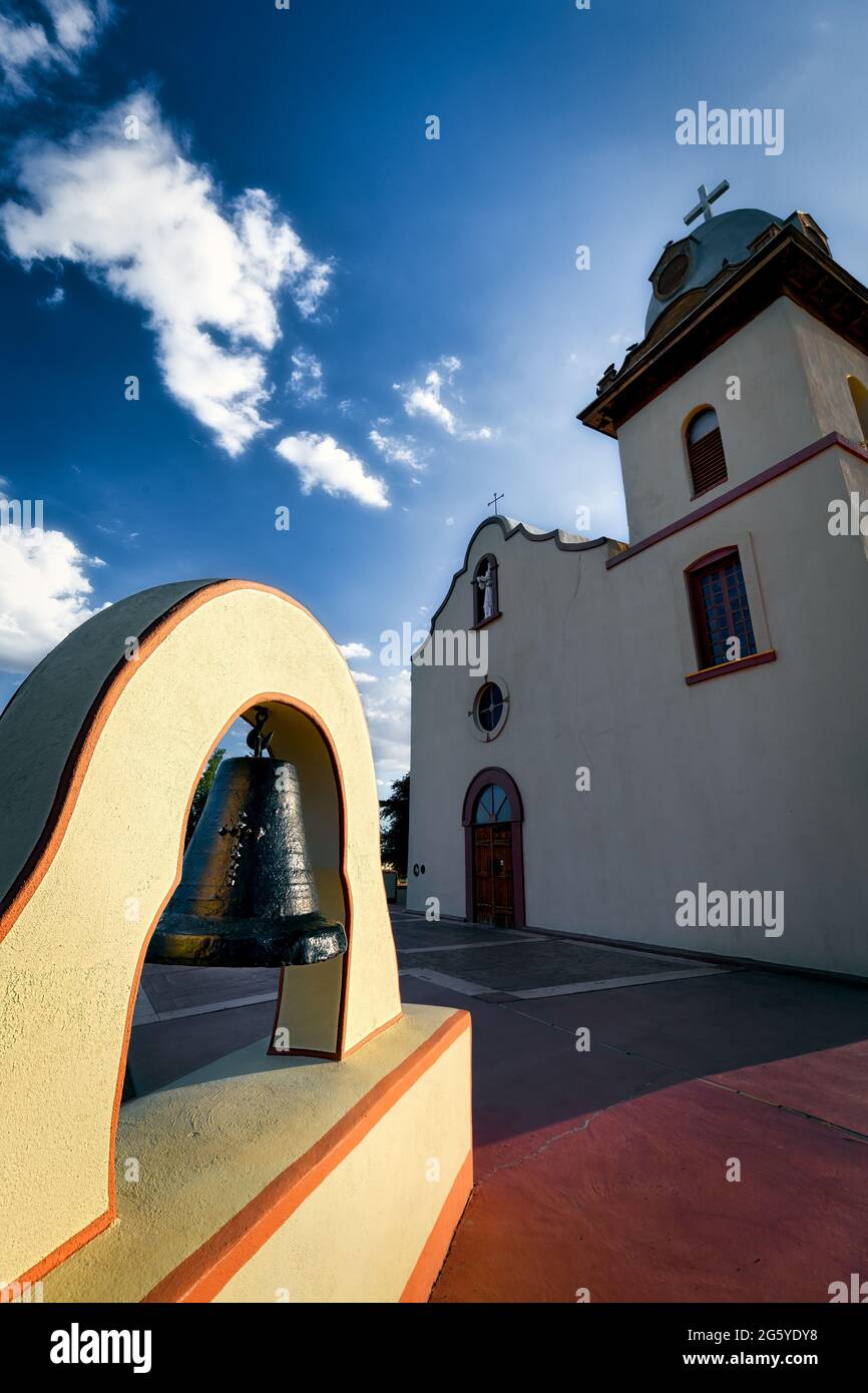 Die Sonne geht auf der alten Glocke der 1682 in El Paso, Texas, erbauten Ysleta Mission unter. Stockfoto