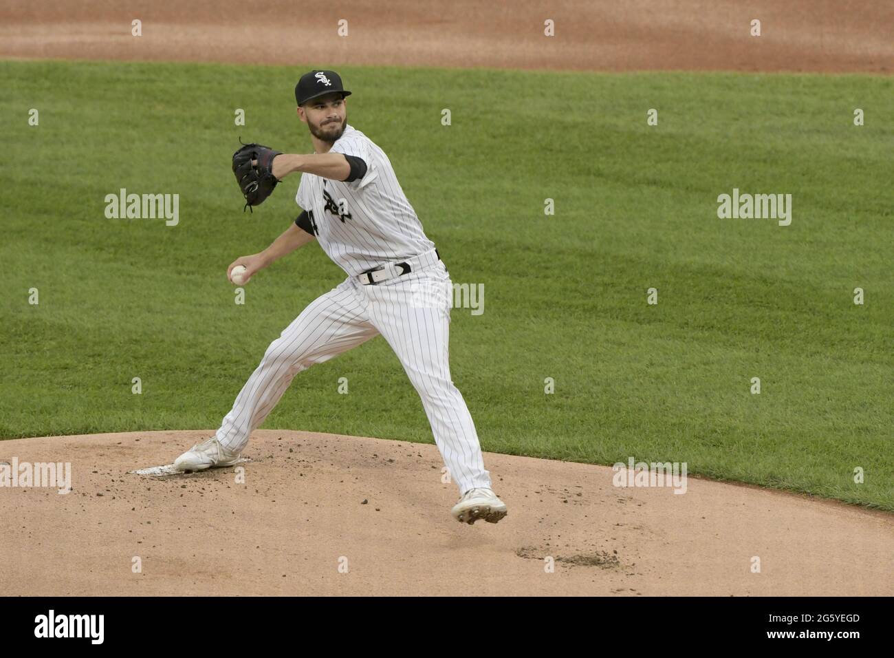 Chicago, Usa. 30. Juni 2021. Chicago White Sox startet Pitcher Dylan Cease (84) wirft gegen die Minnesota Twins während der ersten Ausgründung von Baseballspielen bei Guaranteed Rate Field in Chicago am Mittwoch, 30. Juni 2021. Foto von Mark Black/UPI Credit: UPI/Alamy Live News Stockfoto