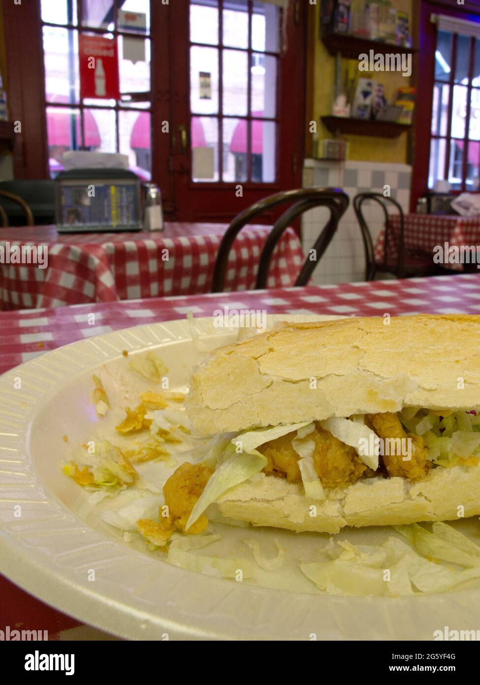 In einem Po-Boy-Restaurant sitzt ein Krabbenpo'boy. Stockfoto