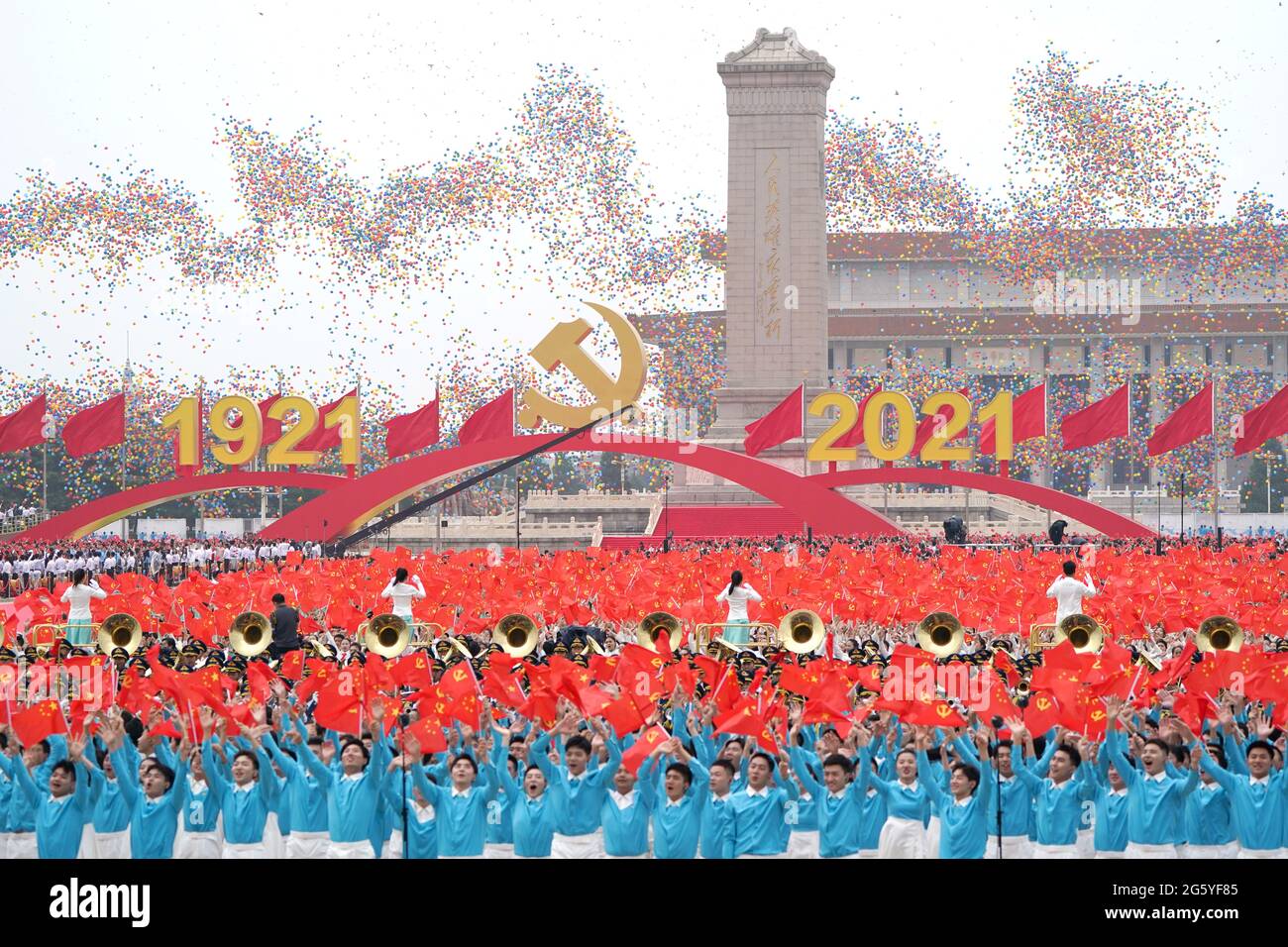 Peking, China. Juli 2021. Ballons werden während einer Zeremonie anlässlich des 100. Jahrestages der Kommunistischen Partei Chinas (KPCh) am 1. Juli 2021 auf dem Tian'anmen-Platz in Peking, der Hauptstadt Chinas, freigelassen. Quelle: Chen Yehua/Xinhua/Alamy Live News Stockfoto