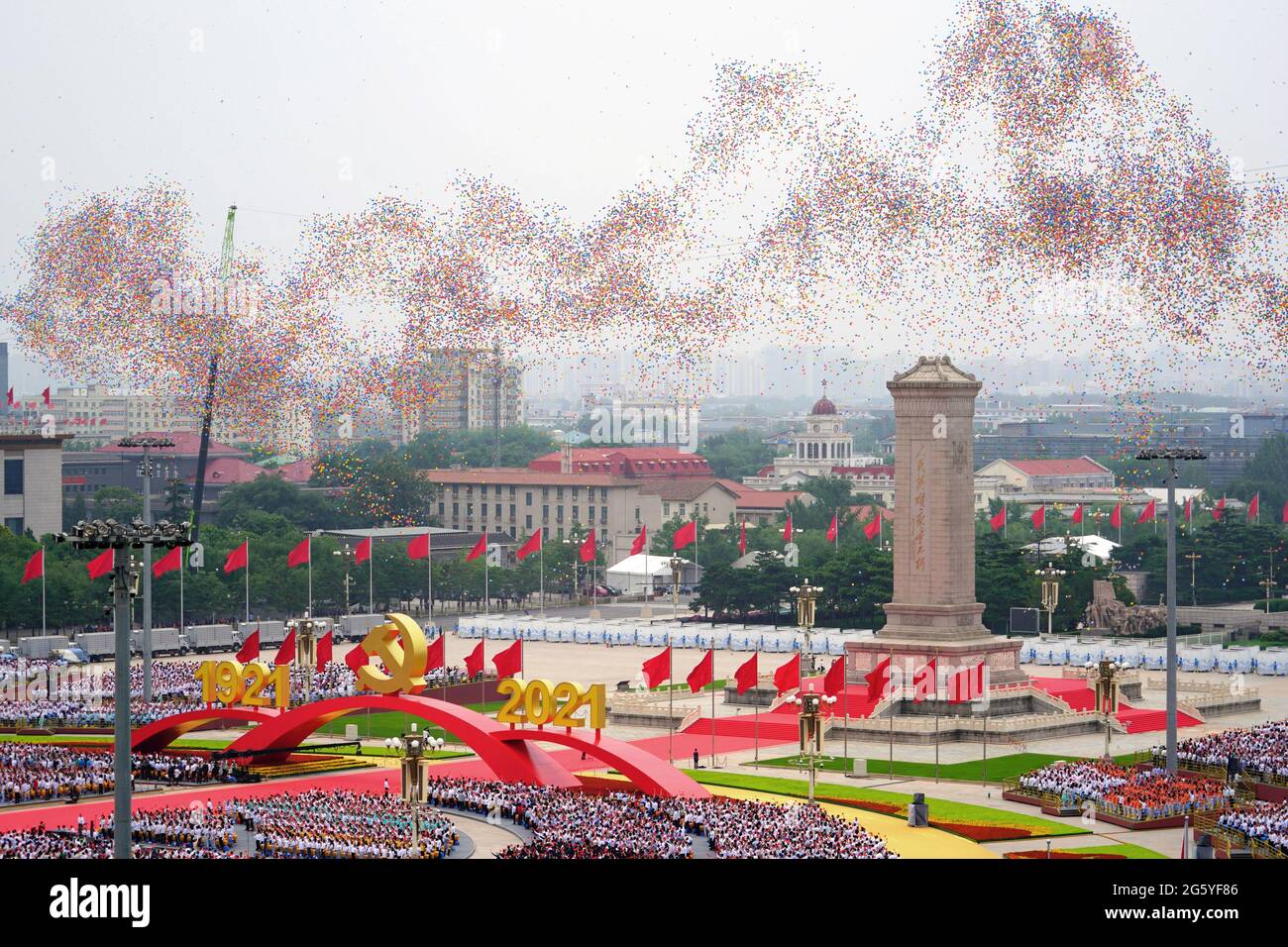 Peking, China. Juli 2021. Ballons werden während einer Zeremonie anlässlich des 100. Jahrestages der Kommunistischen Partei Chinas (KPCh) am 1. Juli 2021 auf dem Tian'anmen-Platz in Peking, der Hauptstadt Chinas, freigelassen. Quelle: Li Gang/Xinhua/Alamy Live News Stockfoto