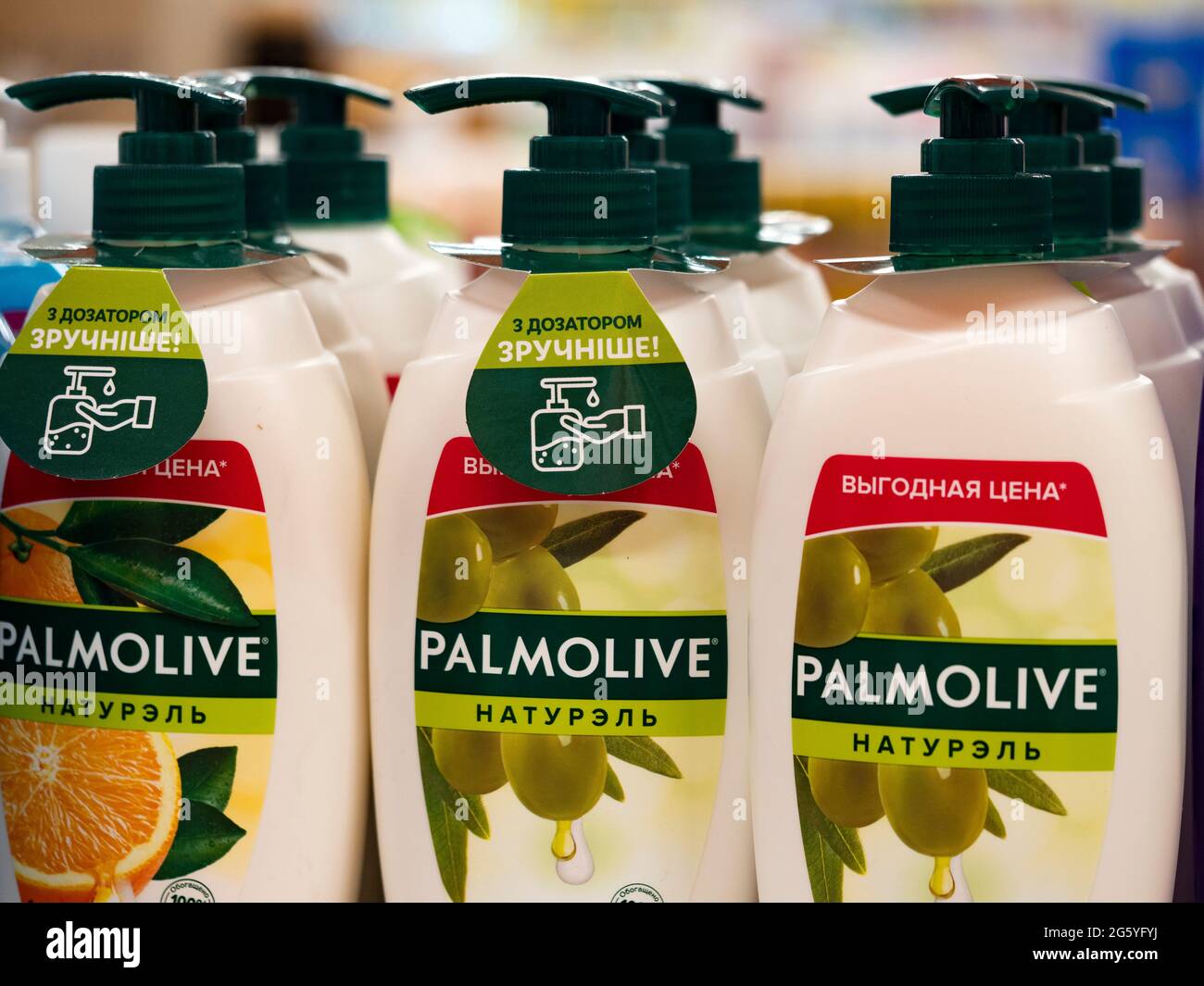 Ukraine. 30. Juni 2021. Auf diesem Foto Illustration, Shower Gel Palmolive Naturel in einem Geschäft gesehen. (Foto von Igor Golovniov/SOPA Images/Sipa USA) Quelle: SIPA USA/Alamy Live News Stockfoto Ukraine. 30. Juni 2021. Auf diesem Foto Illustration, Shower Gel Palmolive Naturel in einem Geschäft gesehen. (Foto von Igor Golovniov/SOPA Images/Sipa USA) Quelle: SIPA USA/Alamy Live News Stockfoto