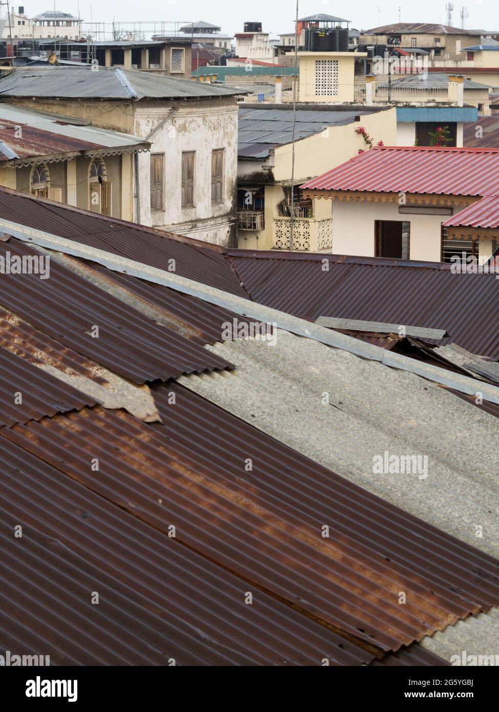 Ein Blick auf die Dächer in Stone Town. Stockfoto