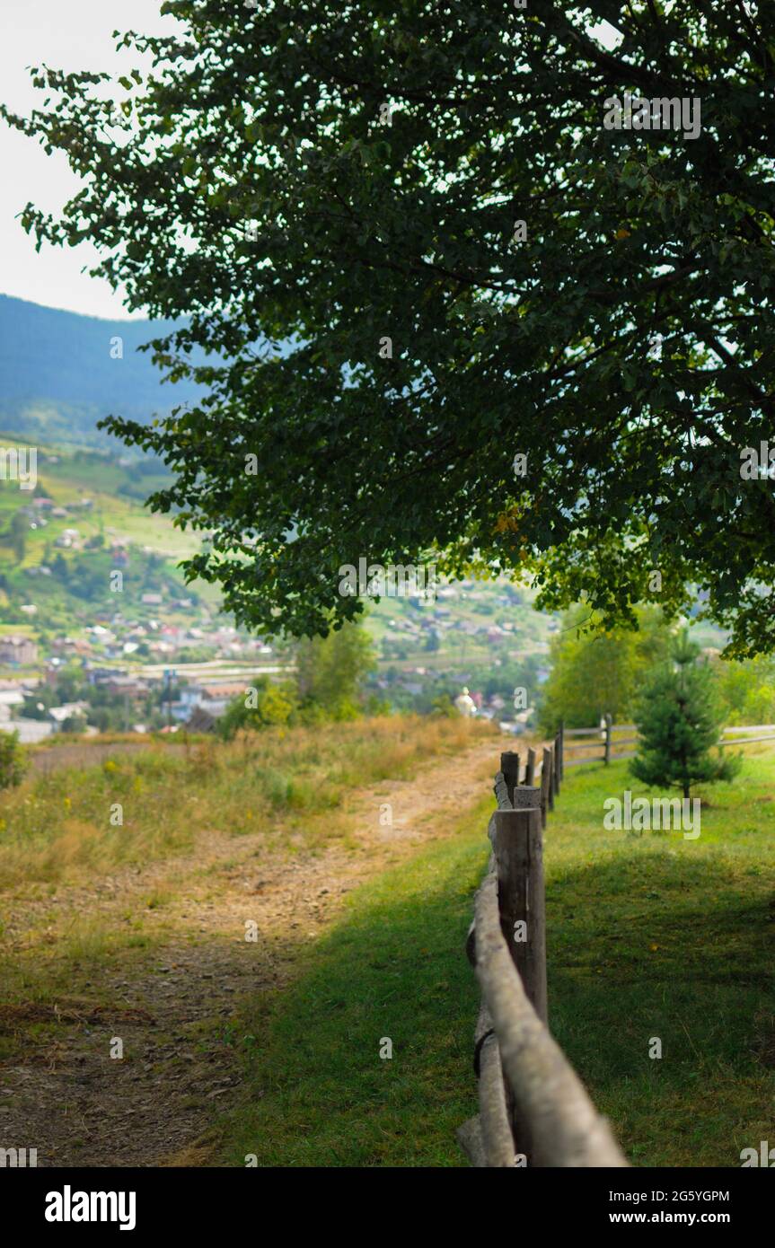 Schöne Aussicht auf die Berge mit einem Holzzaun. Sommerzeit Stockfoto