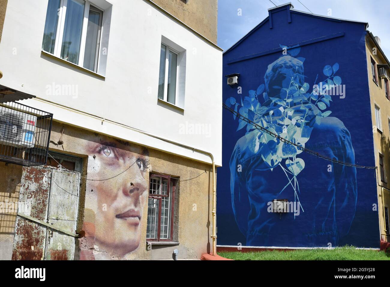 Auf den Gebäuden im zentralen Teil der Kramatorsk sind Street-Art-Malerei und Wandmalerei zu sehen. Die Straßenkunstkultur der Ukraine ist mutig und erfrischend und zeigt den kraftvollen Geist der Jugend des Landes. Künstler verbinden sowjetische Einflüsse nahtlos mit bekannten Prüfsteinen wie der amerikanischen Hip-Hop-Kultur und dem Abstrakten Expressionismus, eine Art Verschmelzung mit manchmal nationalen Kunsttraditionen. Straßenkunstmaler in der modernen Ukraine reisen oft von West- in den Ostteil des Landes, um die Straßen der Stadt bunter und neugieriger zu machen. Stockfoto