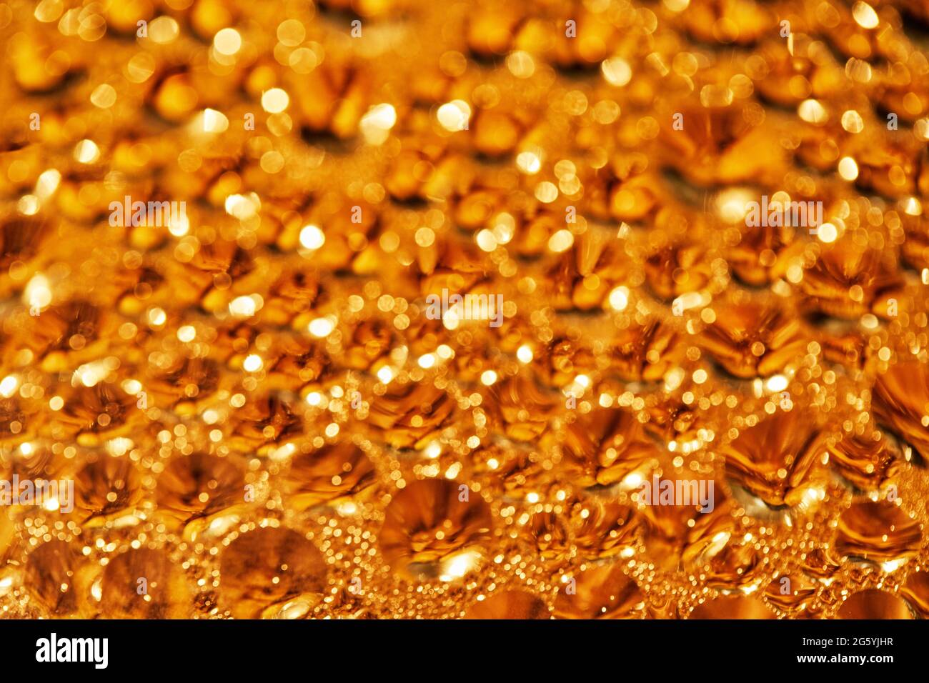 Textur von Tropfen auf Glasabdeckung nicht fokussiert, Hintergrund Stockfoto