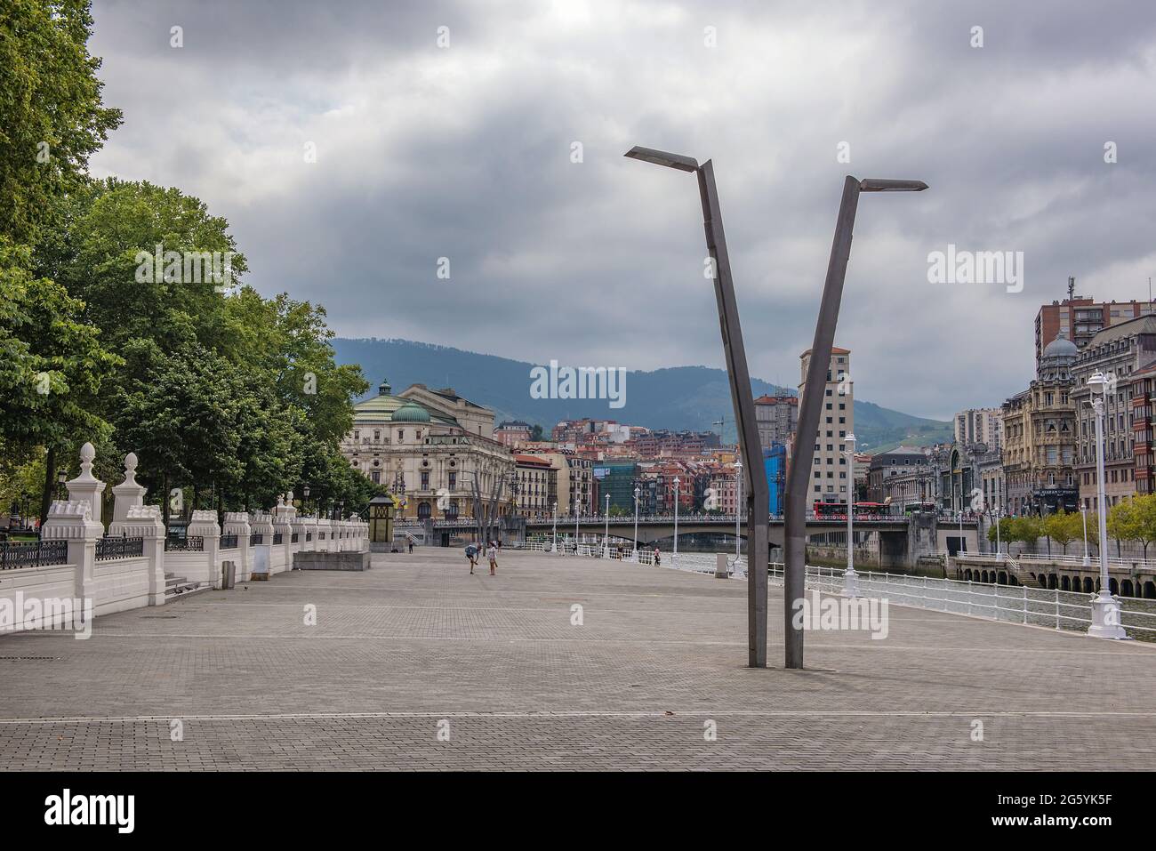 bilbao Stadtzentrum mit nervion Fluss und Promenade Bereich, baskenland, spanien Stockfoto