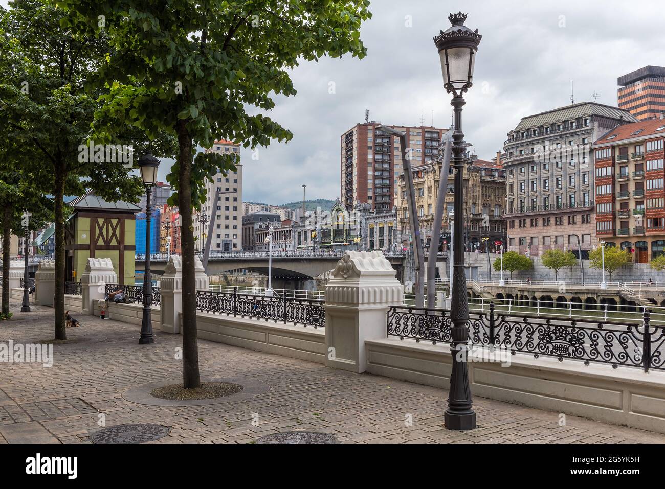 bilbao Stadtzentrum mit nervion Fluss und Promenade Bereich, baskenland, spanien Stockfoto