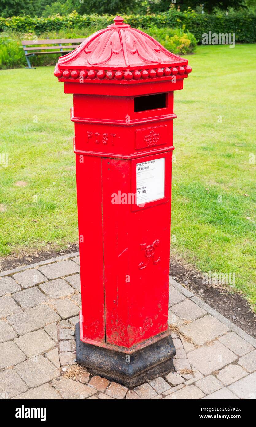 Eine nachgebaute Penfold-Säulenbox in Jedburgh, Schottland, Großbritannien Stockfoto