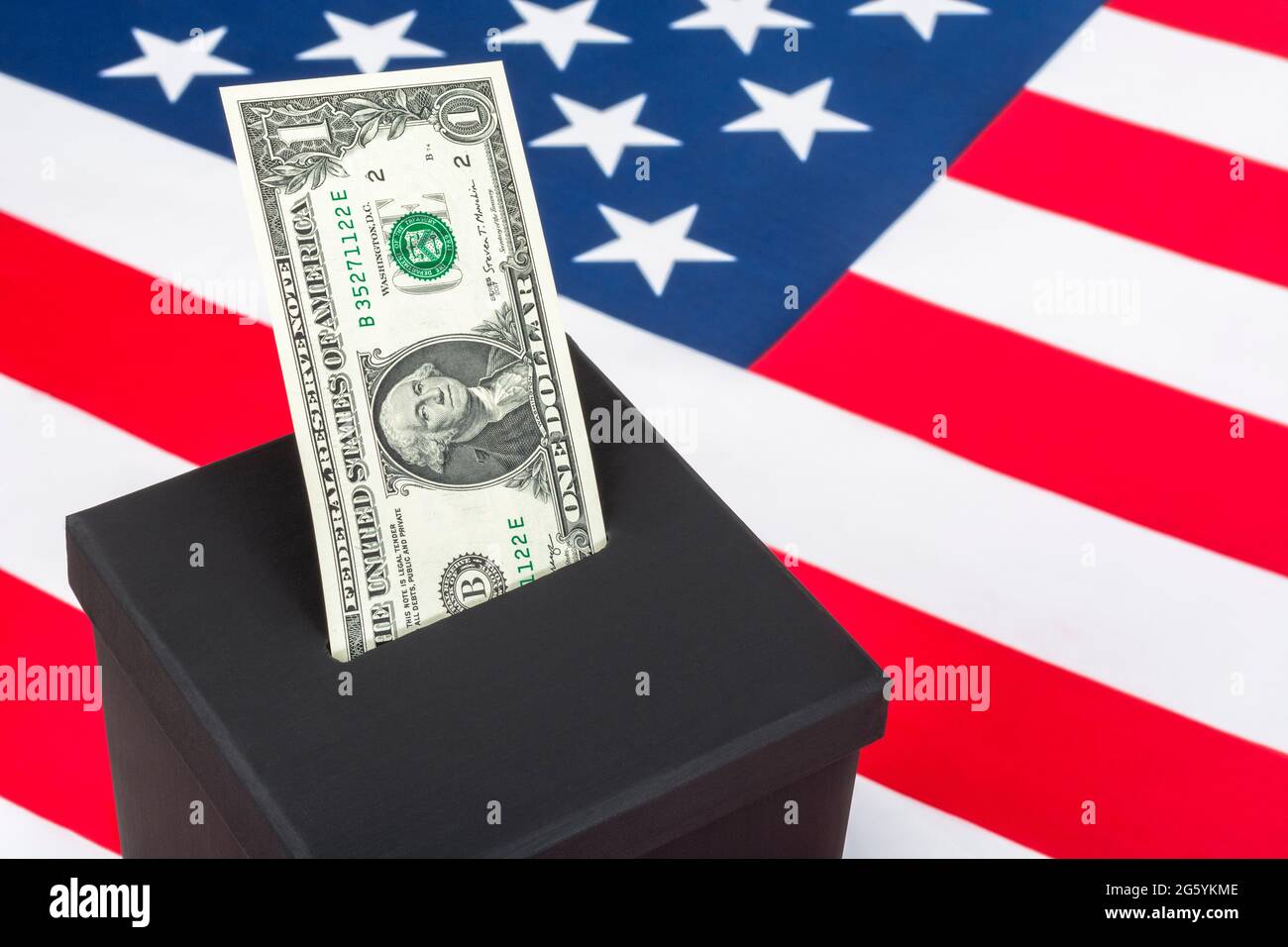 US-Dollar/US-Dollar/USD-Schein mit George Washington auf der Vorderseite + Scheinwahlurne und Stars & Stripes. Für den Kauf von Stimmen, politische Fundraising Stockfoto