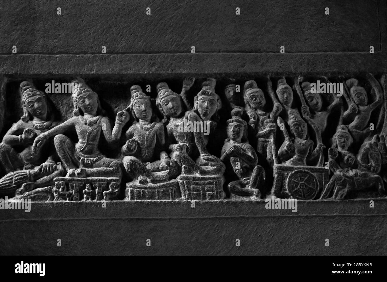 Wandskulpturen von Hindu-Göttern im Hampi-Tempel in Schwarz und Weiß Stockfoto