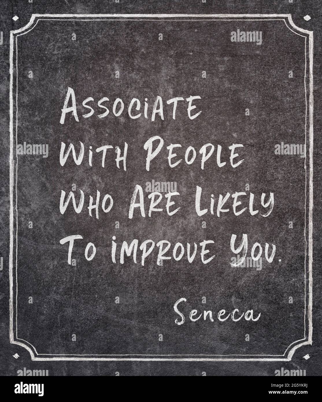 Verbinden Sie sich mit Menschen, die Sie wahrscheinlich verbessern werden – ein Zitat des antiken römischen Philosophen Seneca, das auf einer gerahmten Tafel geschrieben wurde Stockfoto