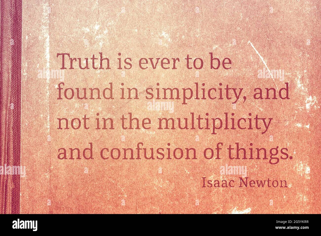 Wahrheit ist immer in Einfachheit zu finden - berühmter englischer Physiker und Mathematiker Sir Isaac Newton Zitat gedruckt auf Vintage-Karton Stockfoto