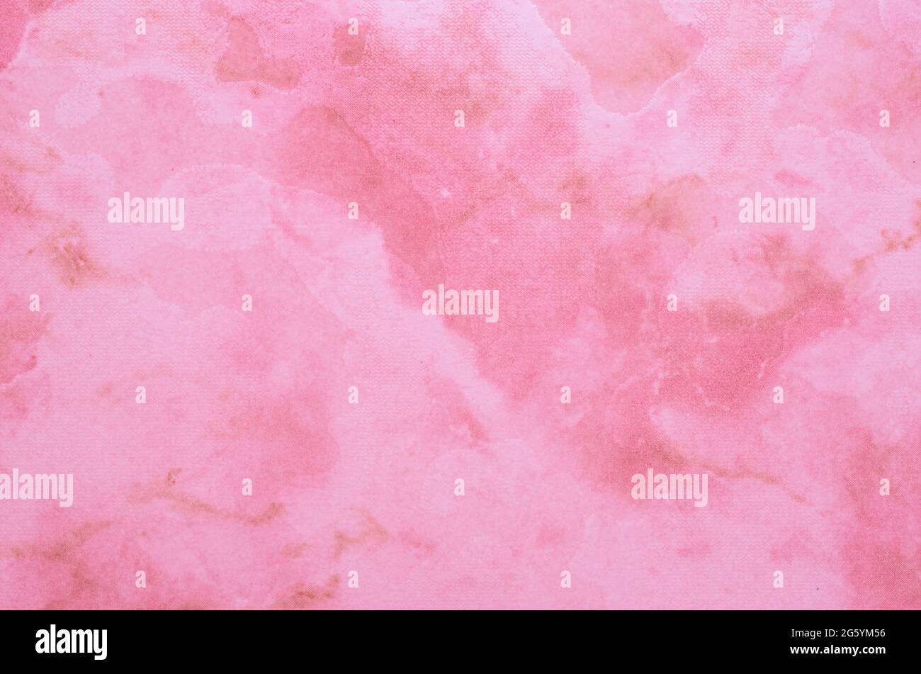 Pinkfarbener Wandhintergrund mit Marmormuster. Horizontales Format Stockfoto