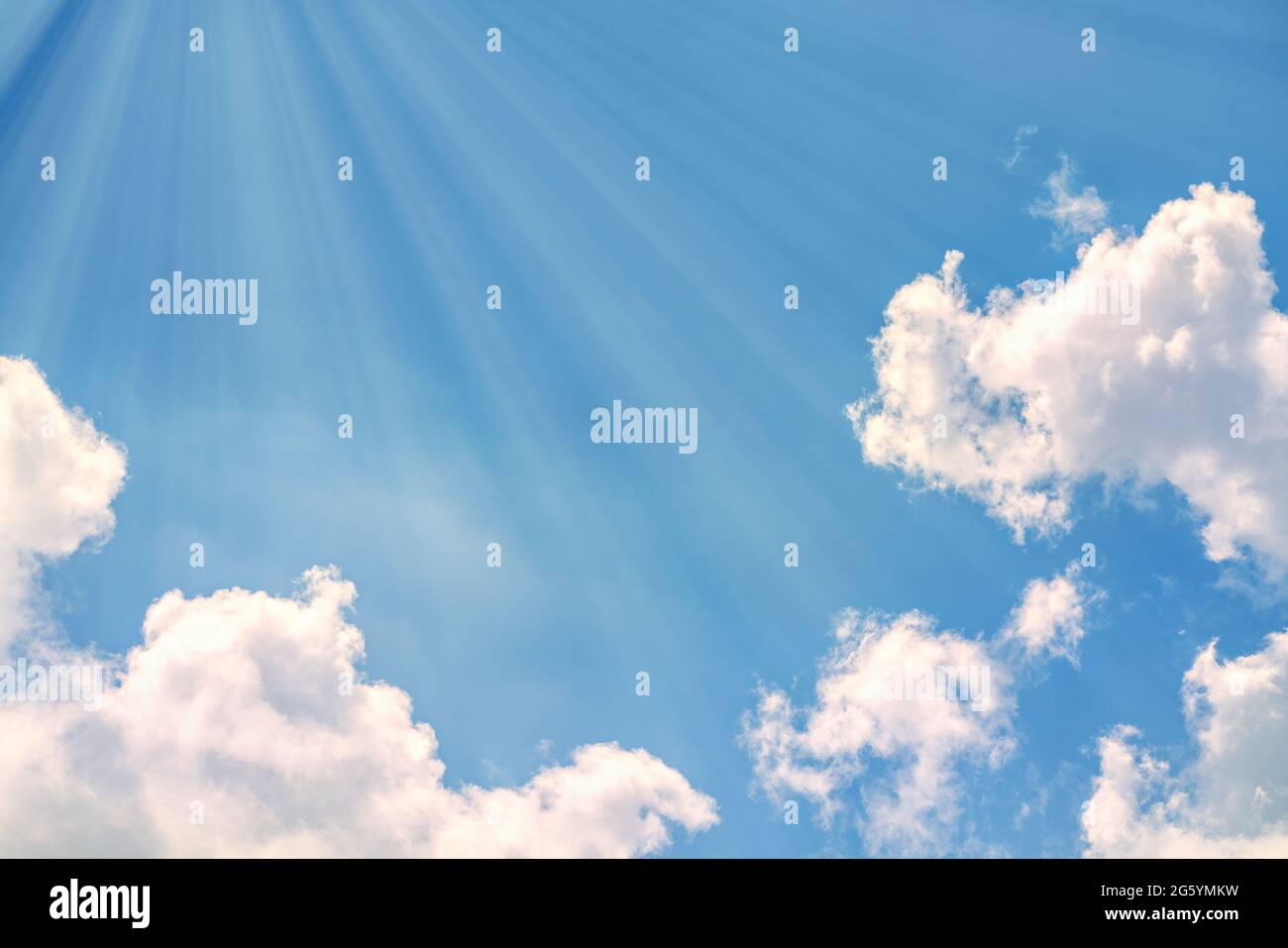 Leerraum am schönen Sommerhimmel mit Lichtstrahlen von oben, Leerraum im mittleren Teil des Bildes und Wolkenlandschaft ist unten. Stockfoto