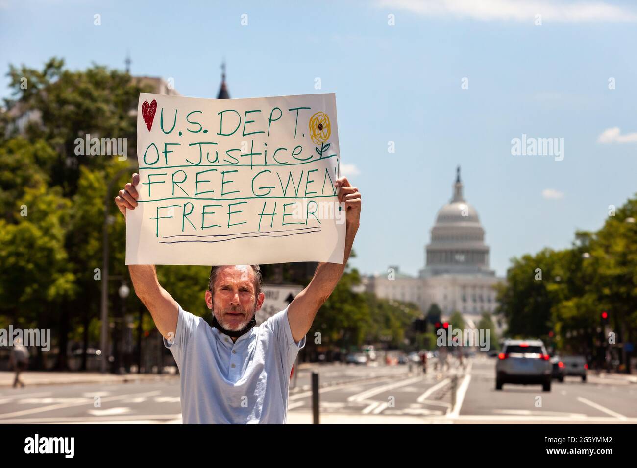 Washington, DC, USA. 30. Juni 2021. Im Bild: Andy Spurrell hält ein Schild mit der Aufforderung an das Justizministerium, Gwen Levi in die Privathaft zu entlassen. Levi ist eine 76-jährige Großmutter, die nach Hause geschickt wurde, um den Rest ihrer Gefängnisstrafe gemäß dem CARES Act zu verbüßen. Sie wurde in Gewahrsam genommen, nachdem sie einen Anruf verpasst hatte, um ihren Standort zu überprüfen, während sie in einem Computerkurs war. Kredit: Allison Bailey/Alamy Live Nachrichten Stockfoto