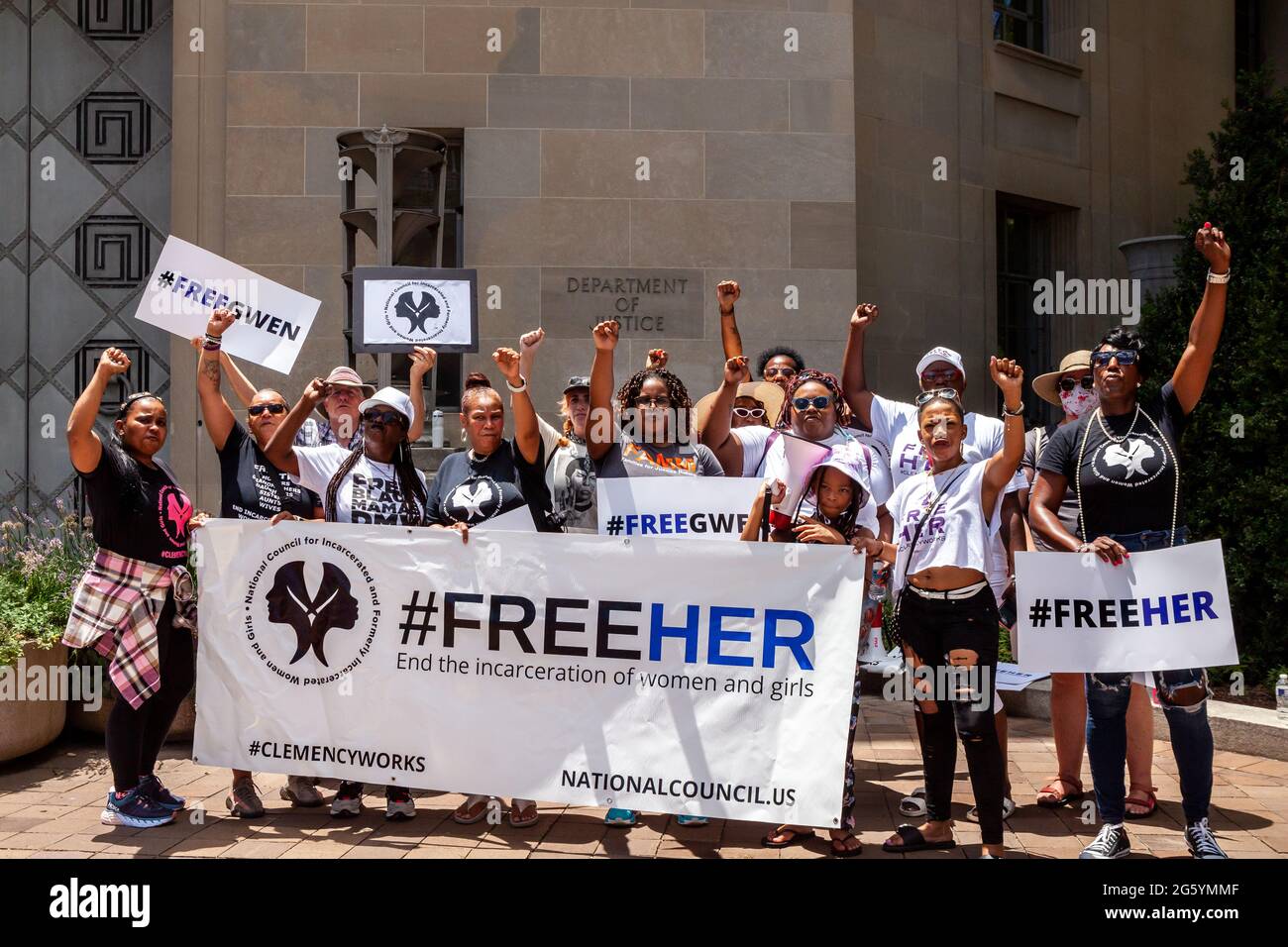 Washington, DC, USA. 30. Juni 2021. Im Bild: Demonstranten erheben ihre Fäuste in der Luft bei einem Protest gegen die Befreiung von Gwen Levi, einer 76-jährigen Großmutter. Levi wurde nach Hause geschickt, um den Rest ihrer Haftstrafe gemäß dem CARES Act zu verbüßen. Sie wurde in Gewahrsam genommen, nachdem sie einen Anruf verpasst hatte, um ihren Standort zu überprüfen, während sie in einem Computerkurs war. Kredit: Allison Bailey/Alamy Live Nachrichten Stockfoto