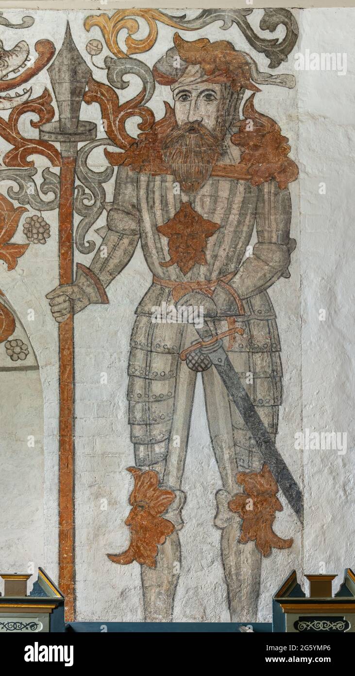 Ein Ritter in Rüstung mit Schwert und Speer in einem Fresko aus dem 16.  Jahrhundert, Skævinge, Dänemark, 30. Juni 2021 Stockfotografie - Alamy